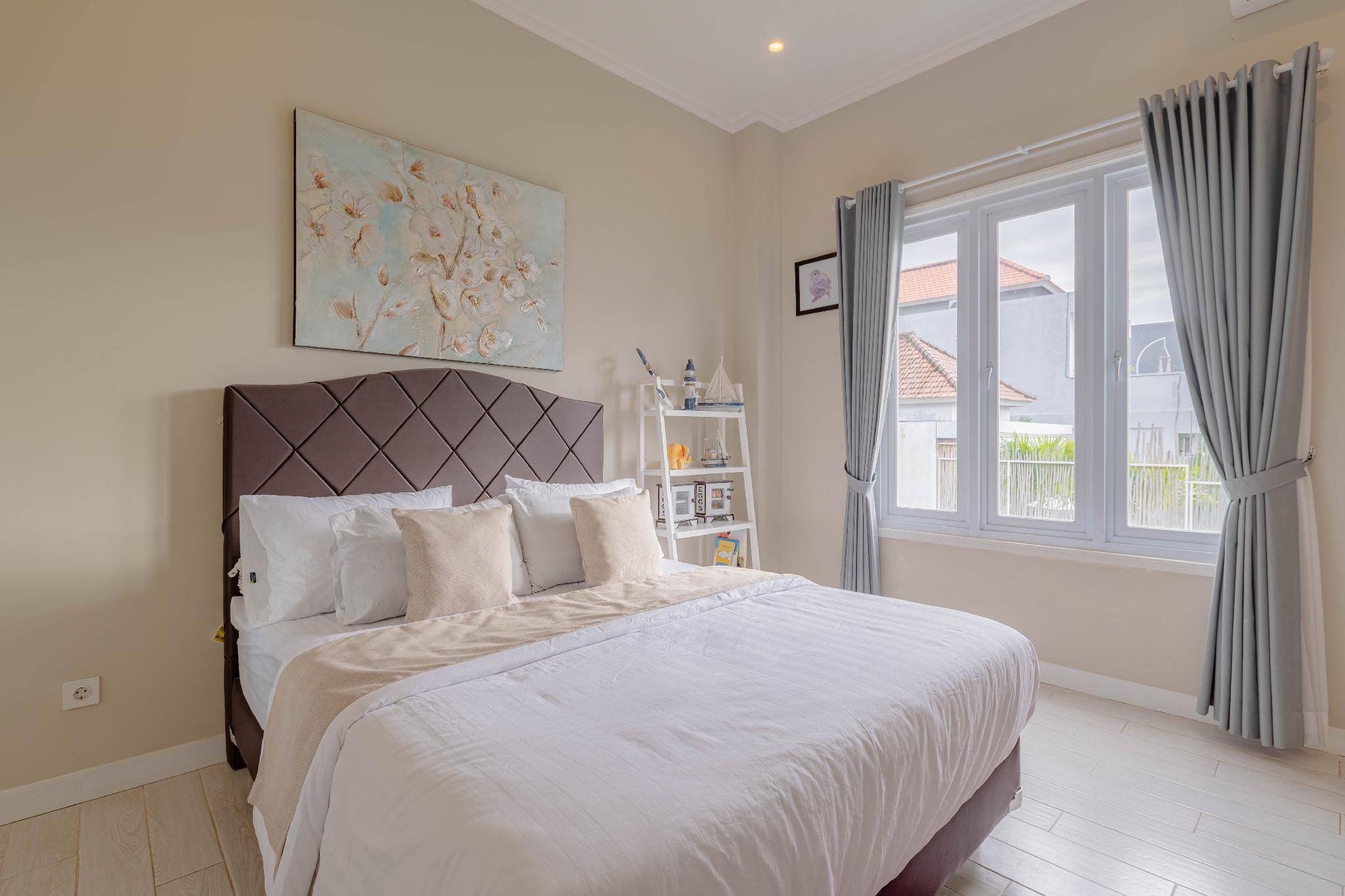 Standard - 1 Queen Bed