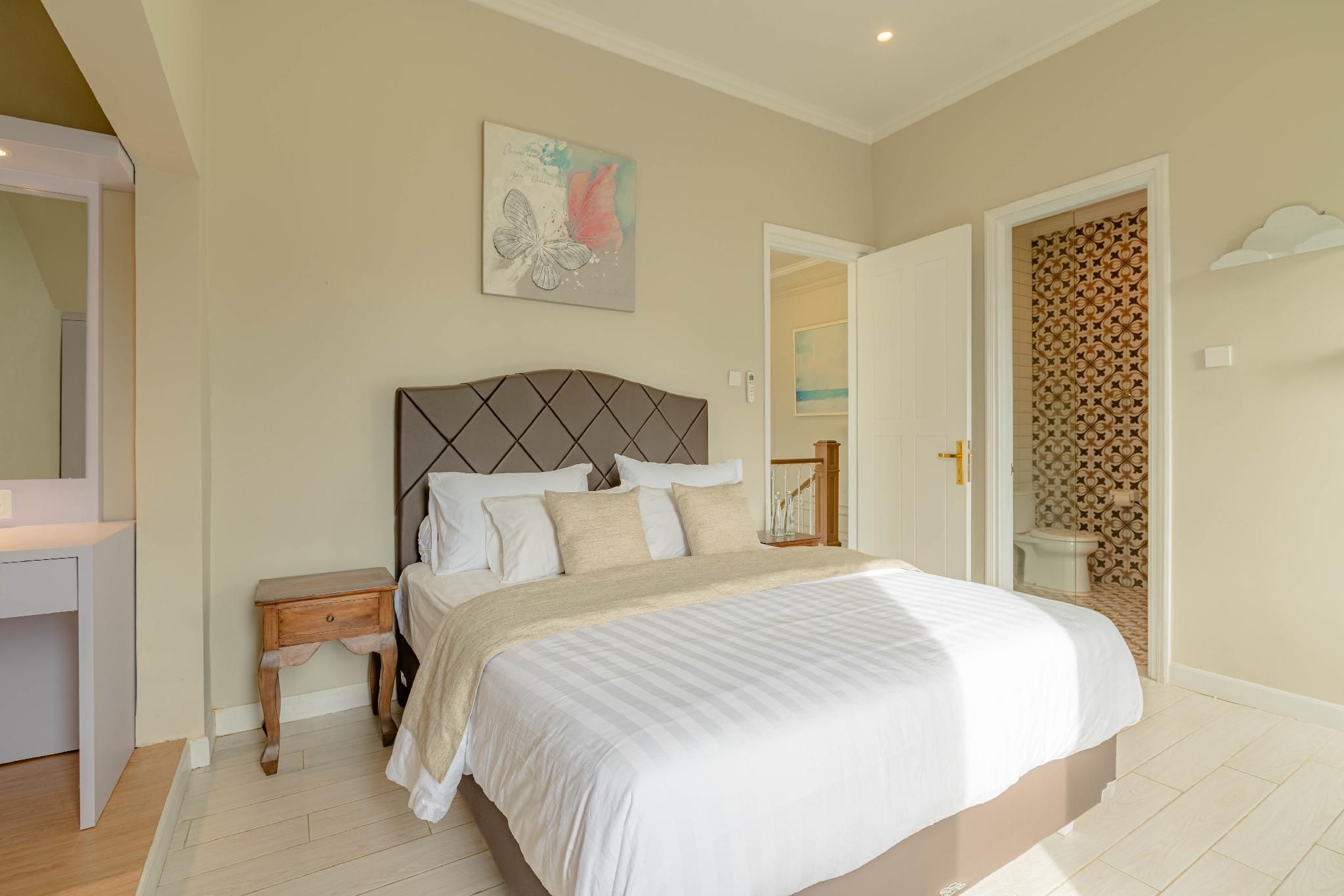 Deluxe - 1 Queen Bed