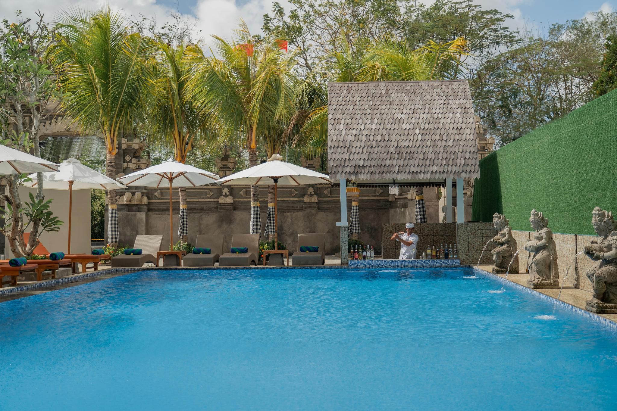 swimming pool [outdoor]