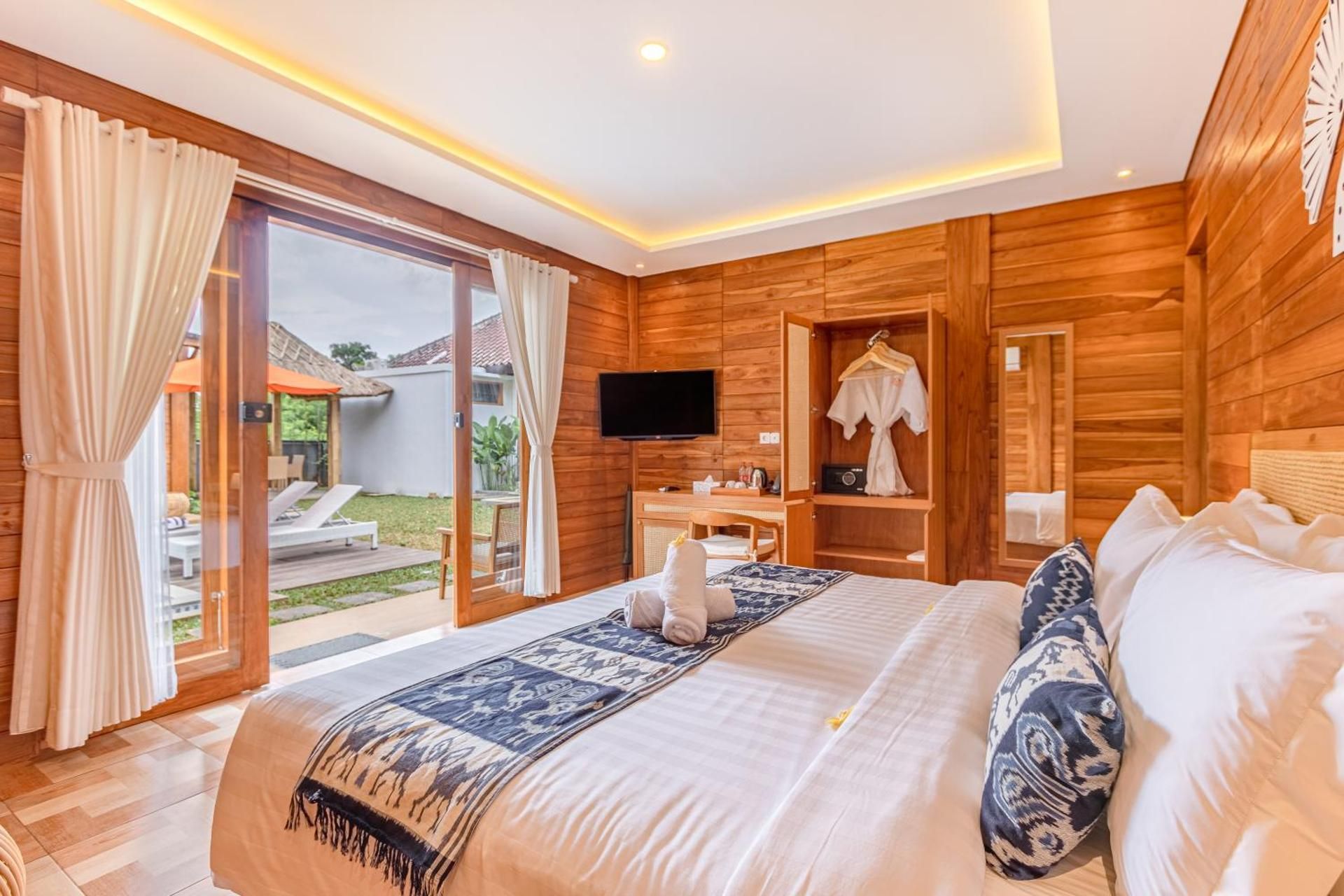Suite with Pool View