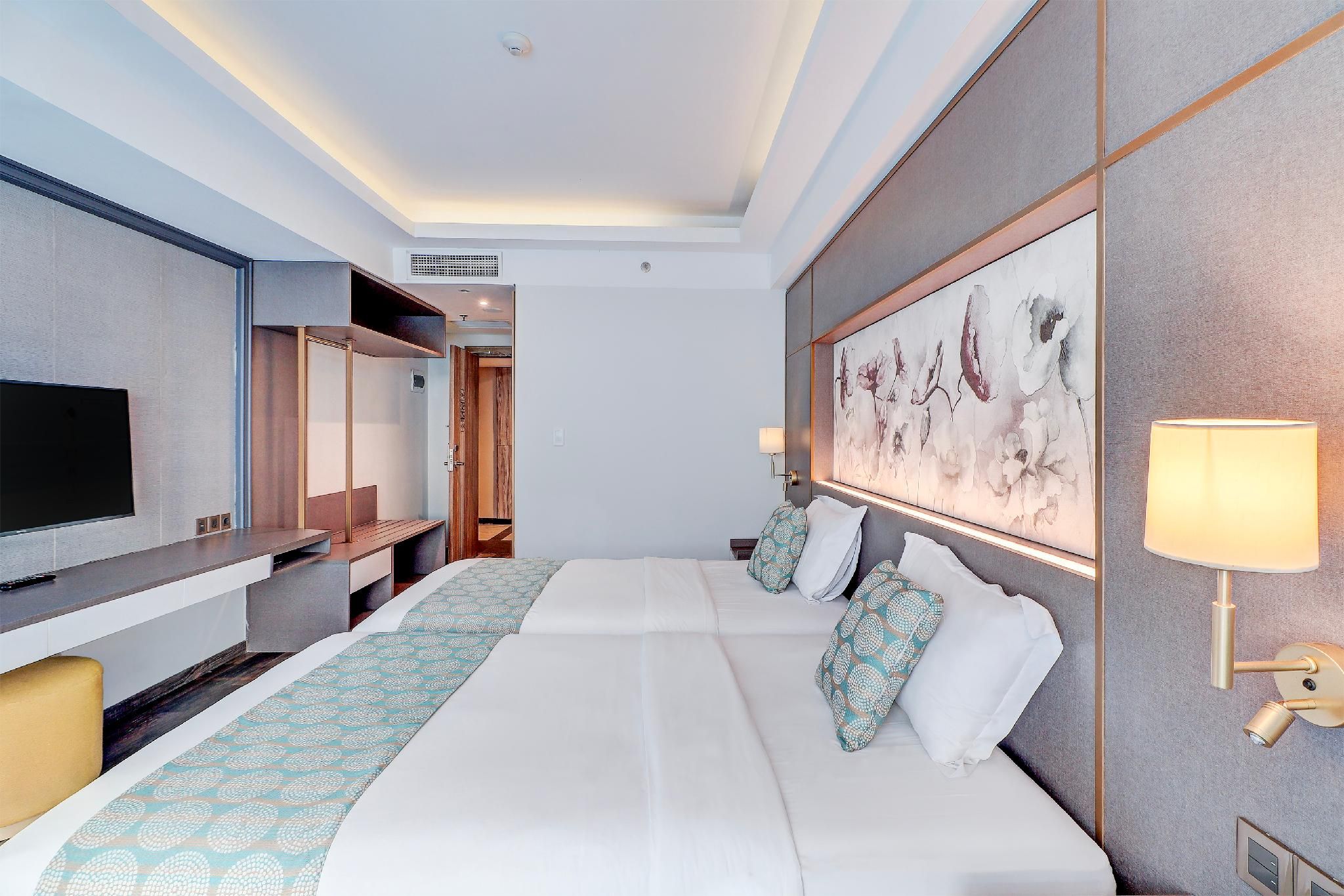 Pool Access - Twin Bed