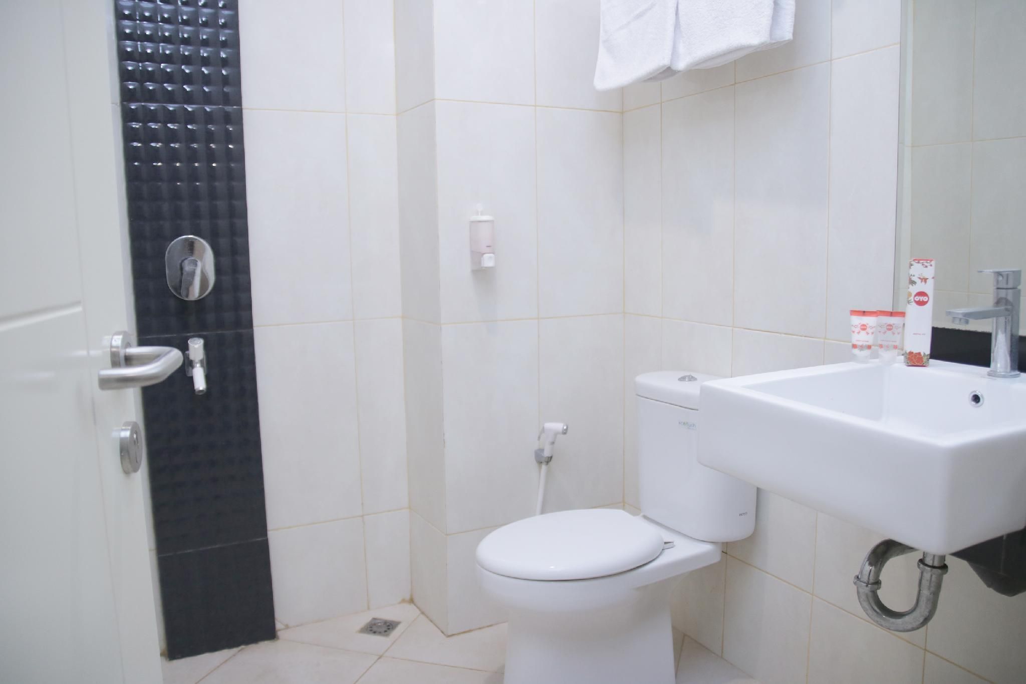 Hotel O Azzahra Guest House Syariah Standard Double Room 3