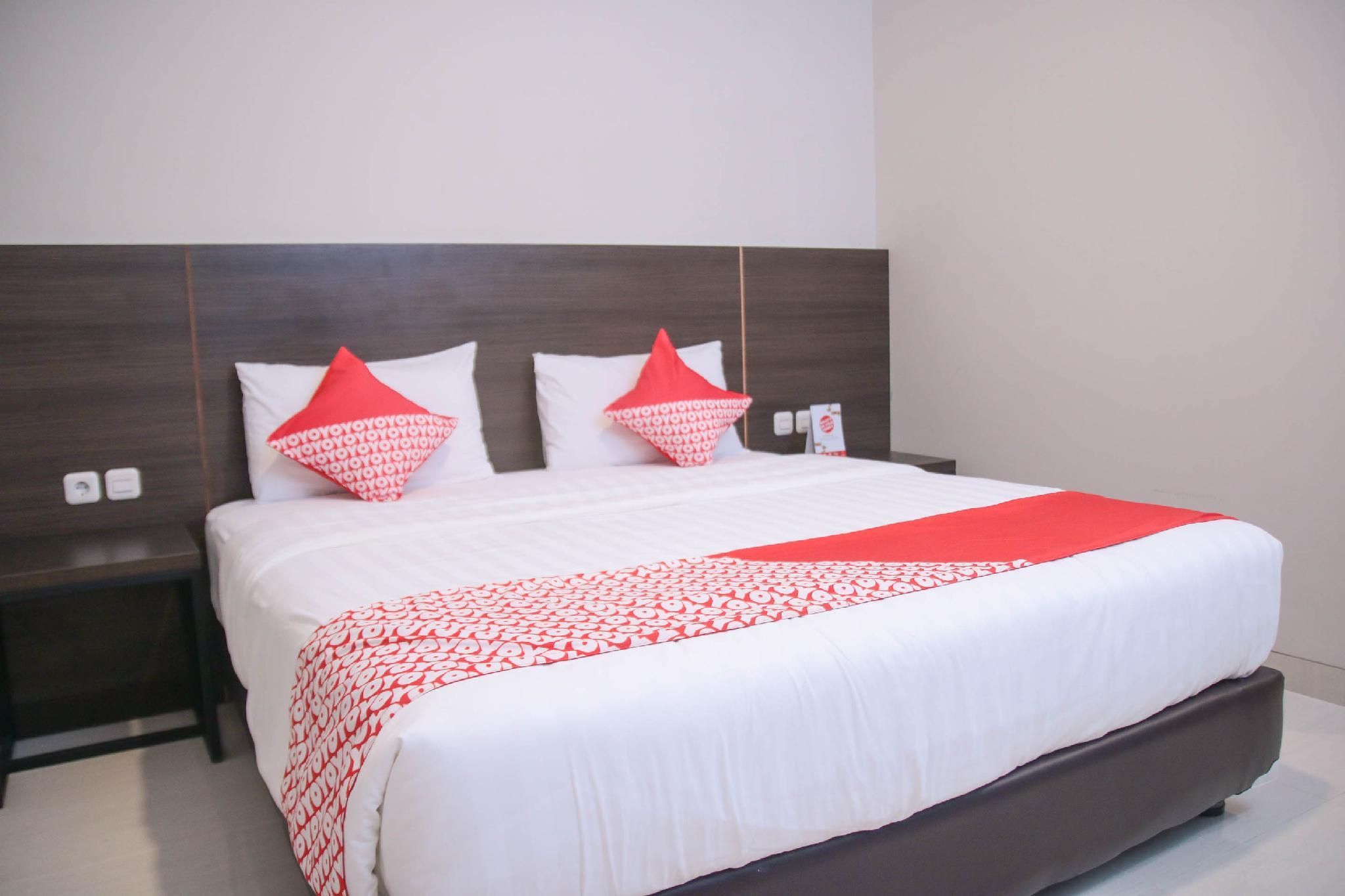 Hotel O Azzahra Guest House Syariah Deluxe Double Room
