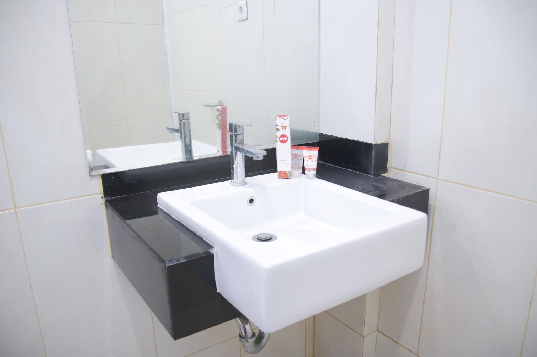 Hotel O Azzahra Guest House Syariah Deluxe Double Room 2