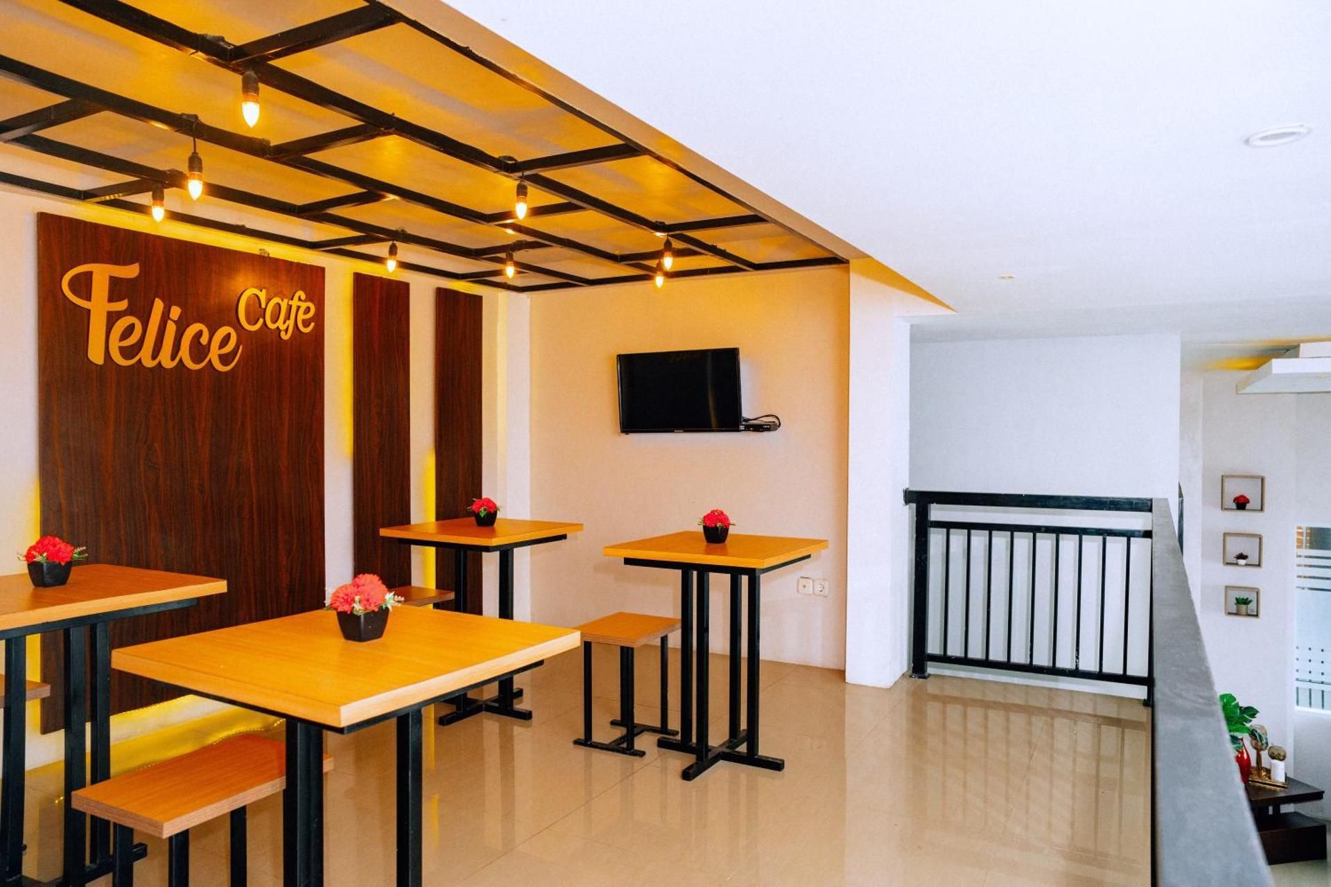 shared lounge/tv area