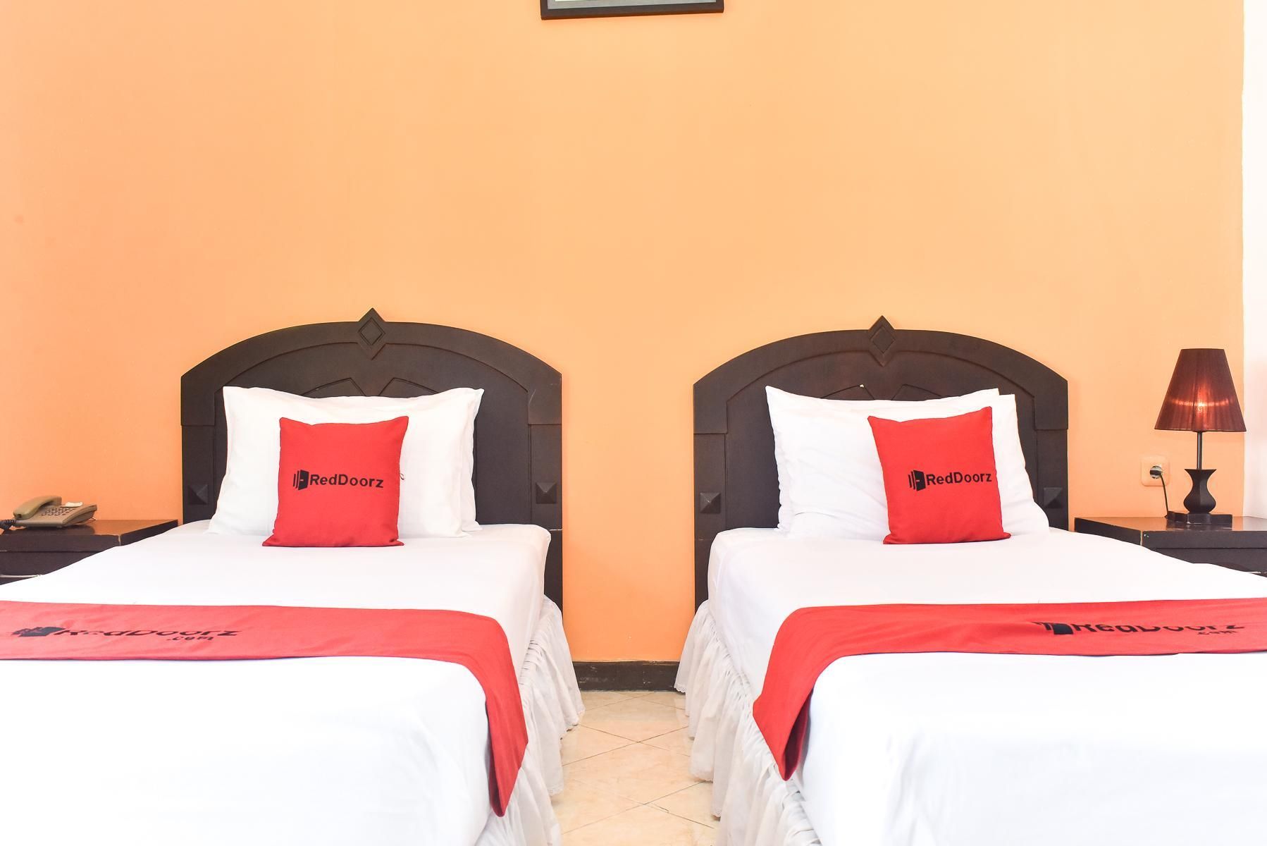 RedDoorz Plus @ Tirta Kencana Hotel Twin Premium Room 2