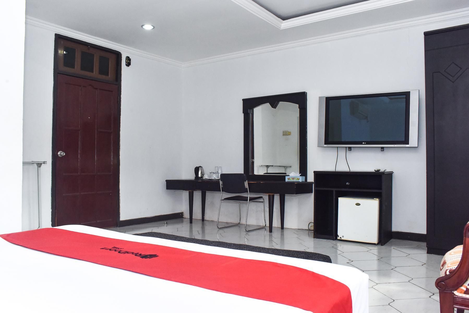 RedDoorz Plus @ Tirta Kencana Hotel Suite 3
