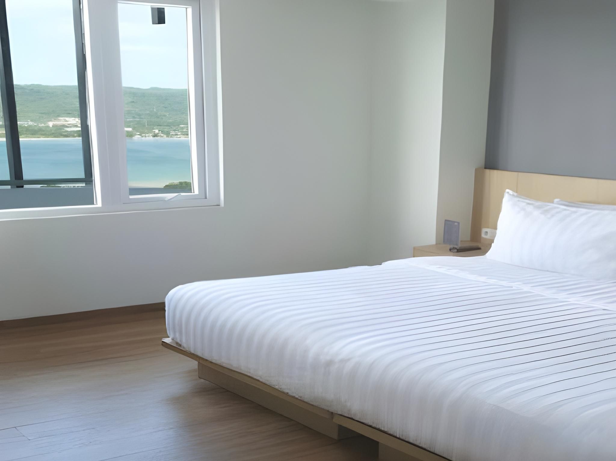 Hotel Santika Premiere Ambon Deluxe Hollywood Bay View 2