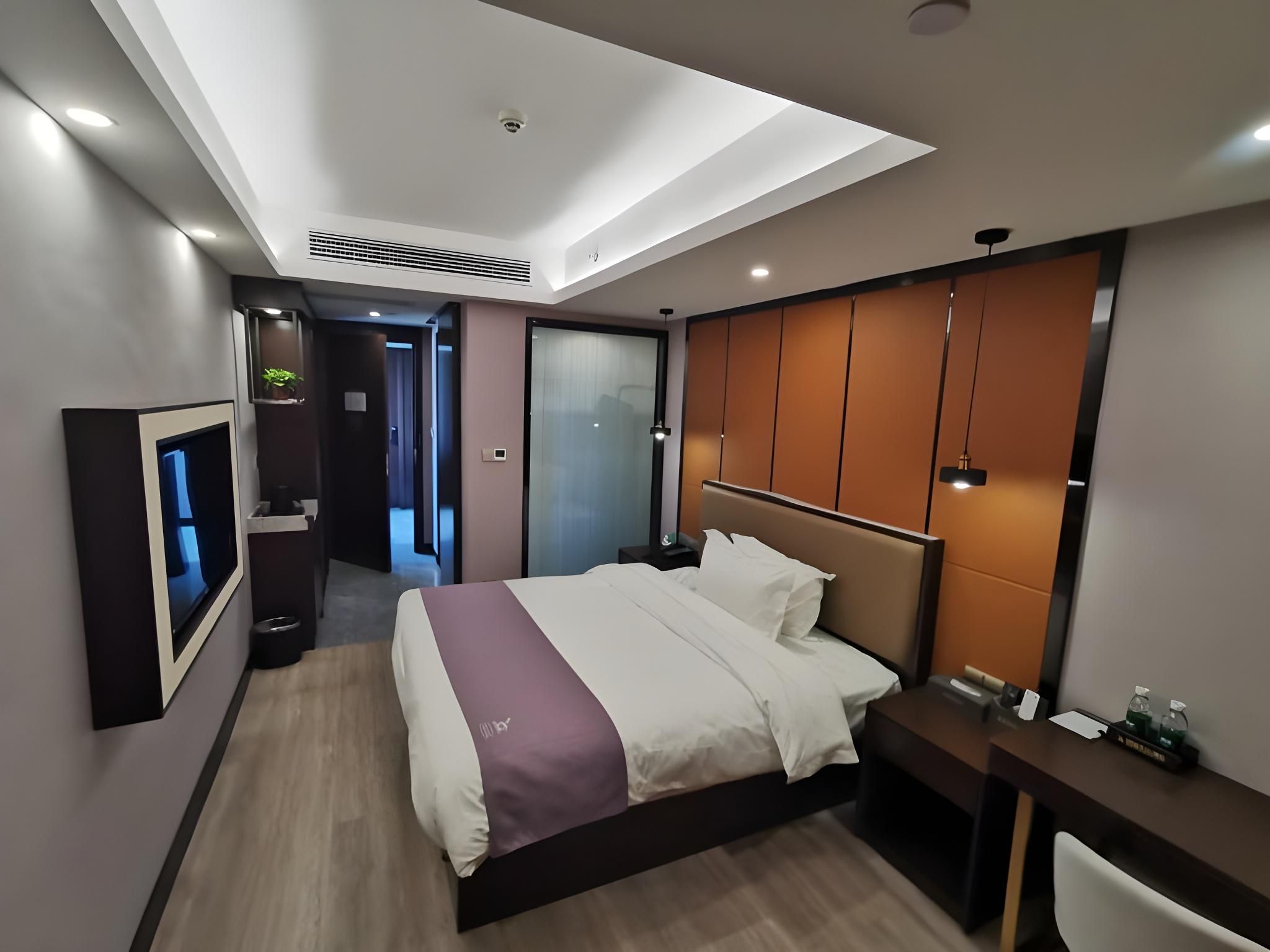 Queen Deluxe Room