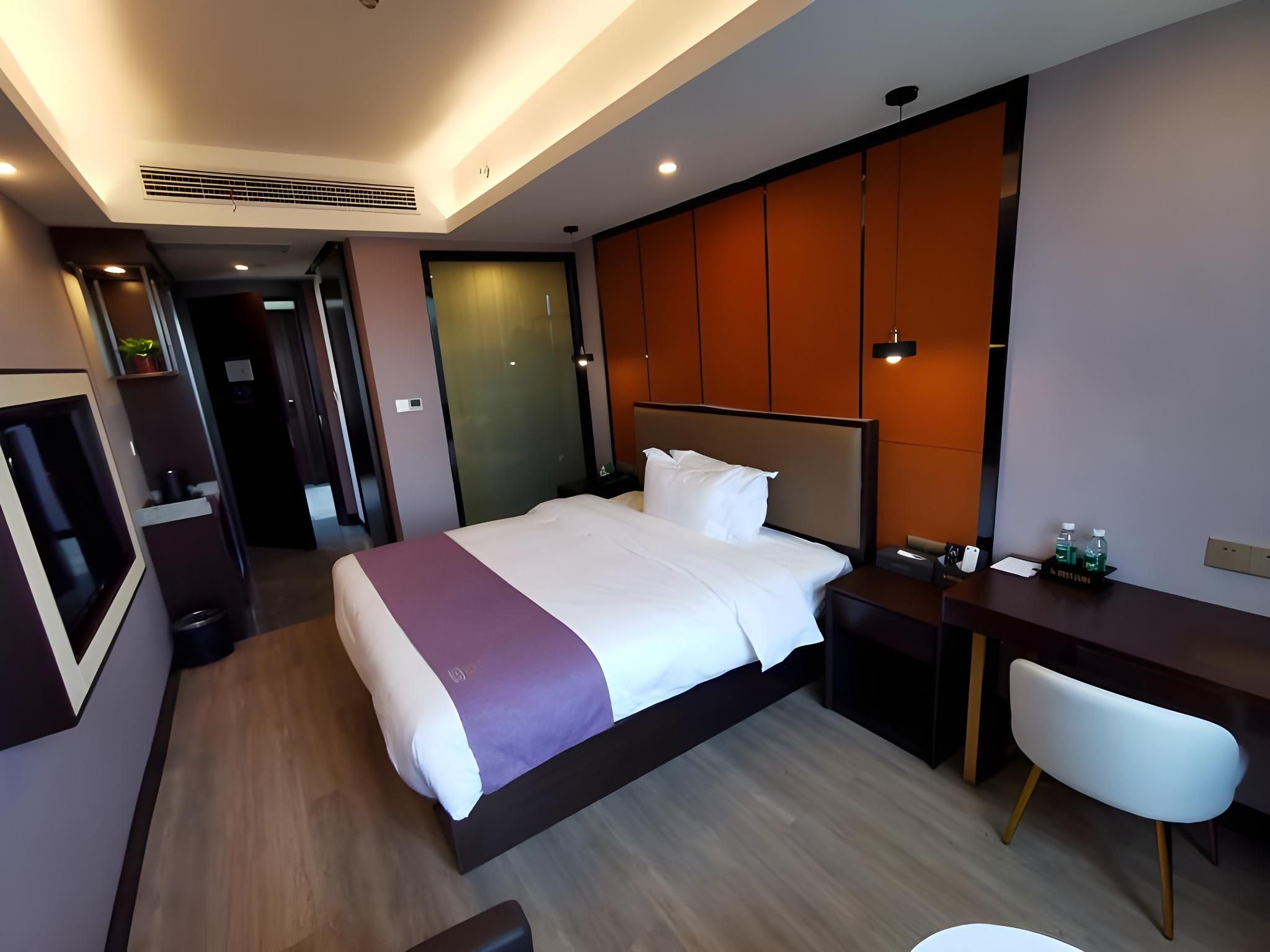 Queen Deluxe Room
