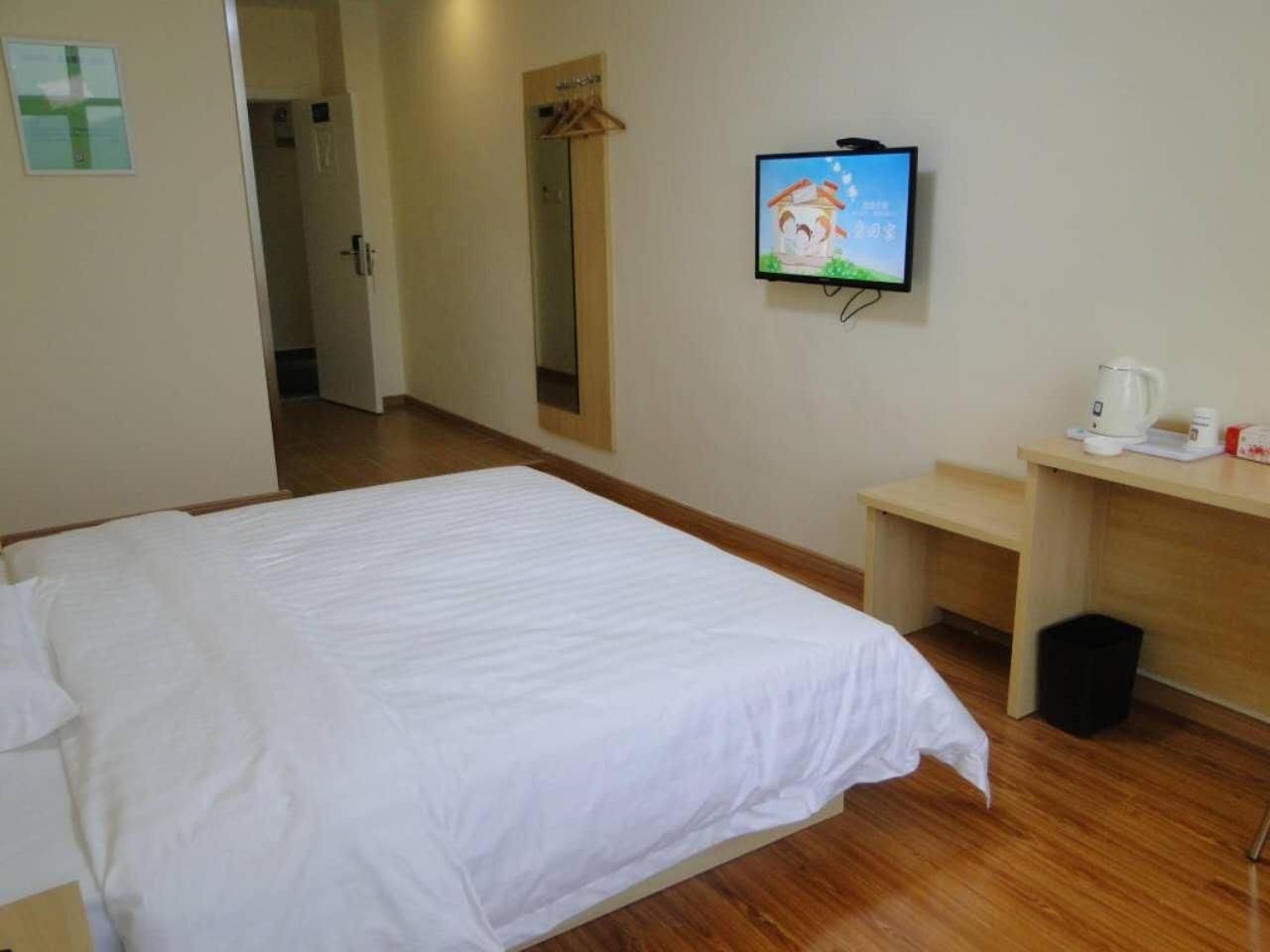 Comfortable Queen Room