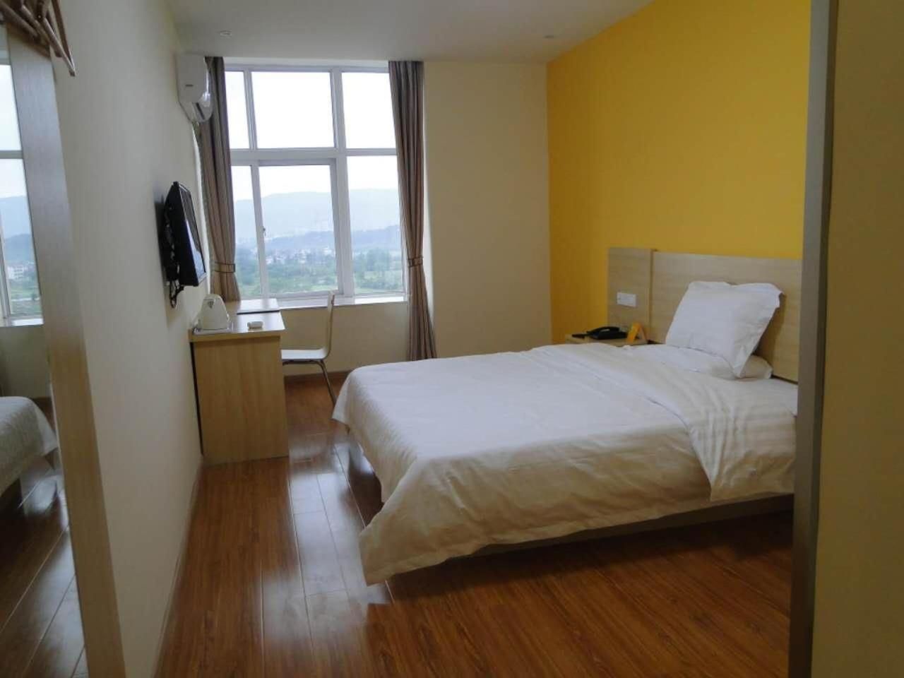 Comfortable Queen Room