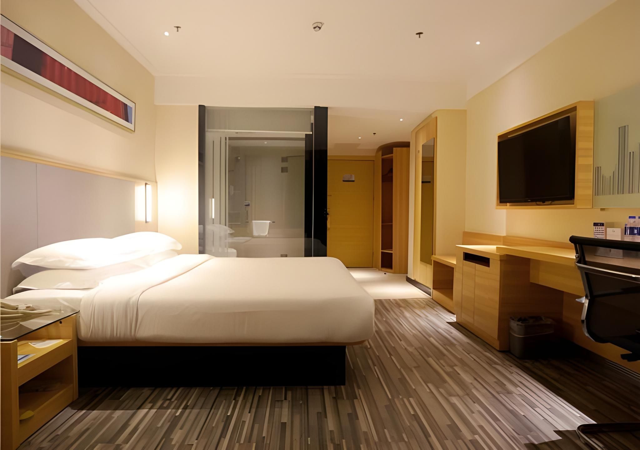Stand Queen Room