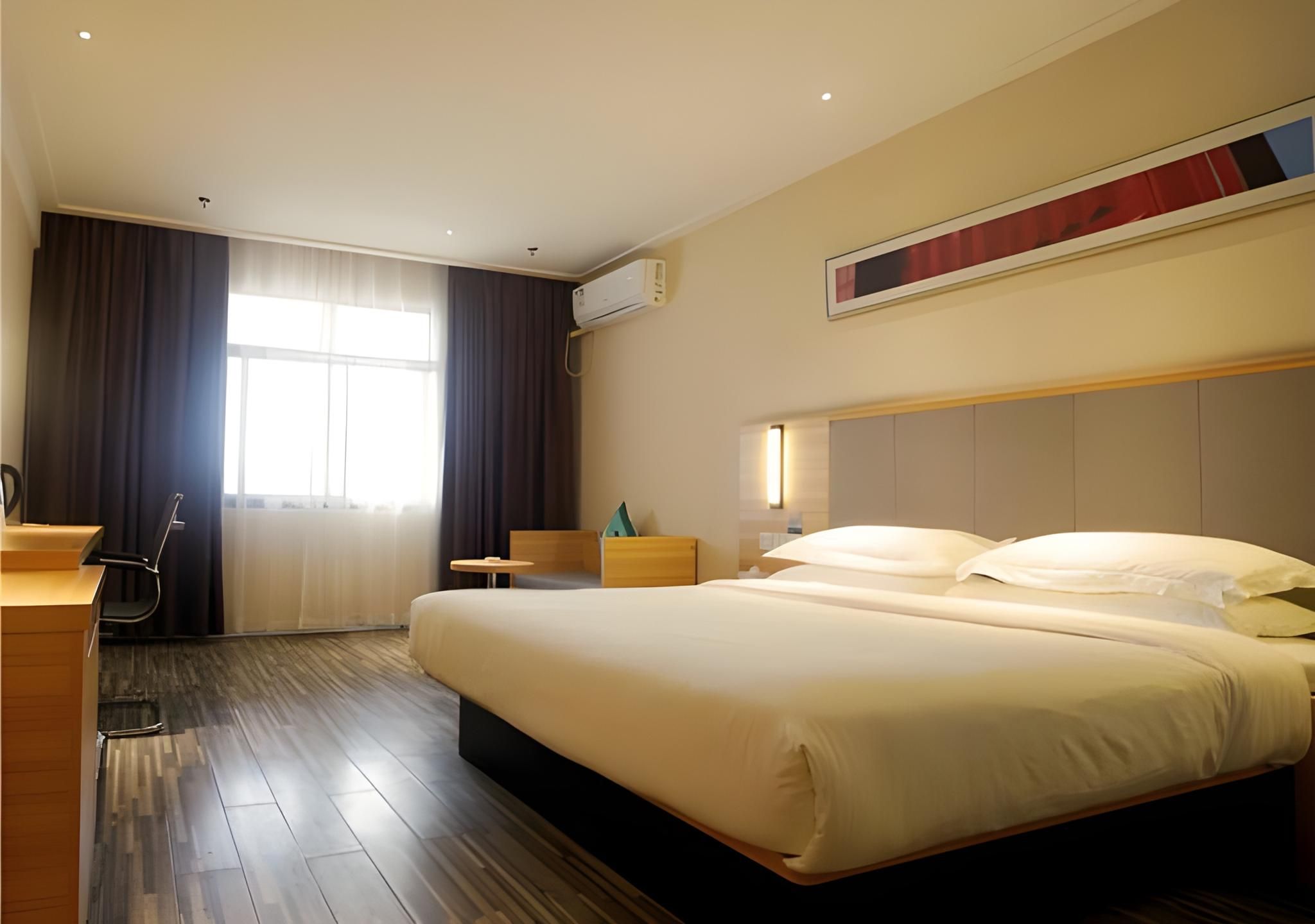 Stand Queen Room