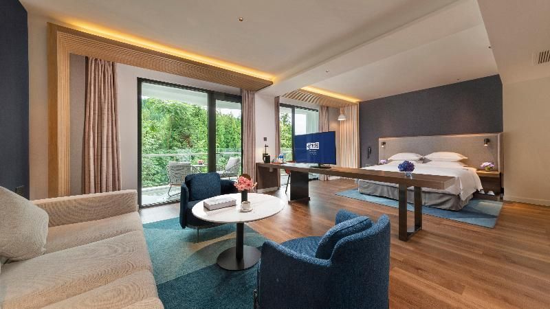 Holiday Inn Express E'mei Qiliping By IHG 1 King Suite Balcony 3