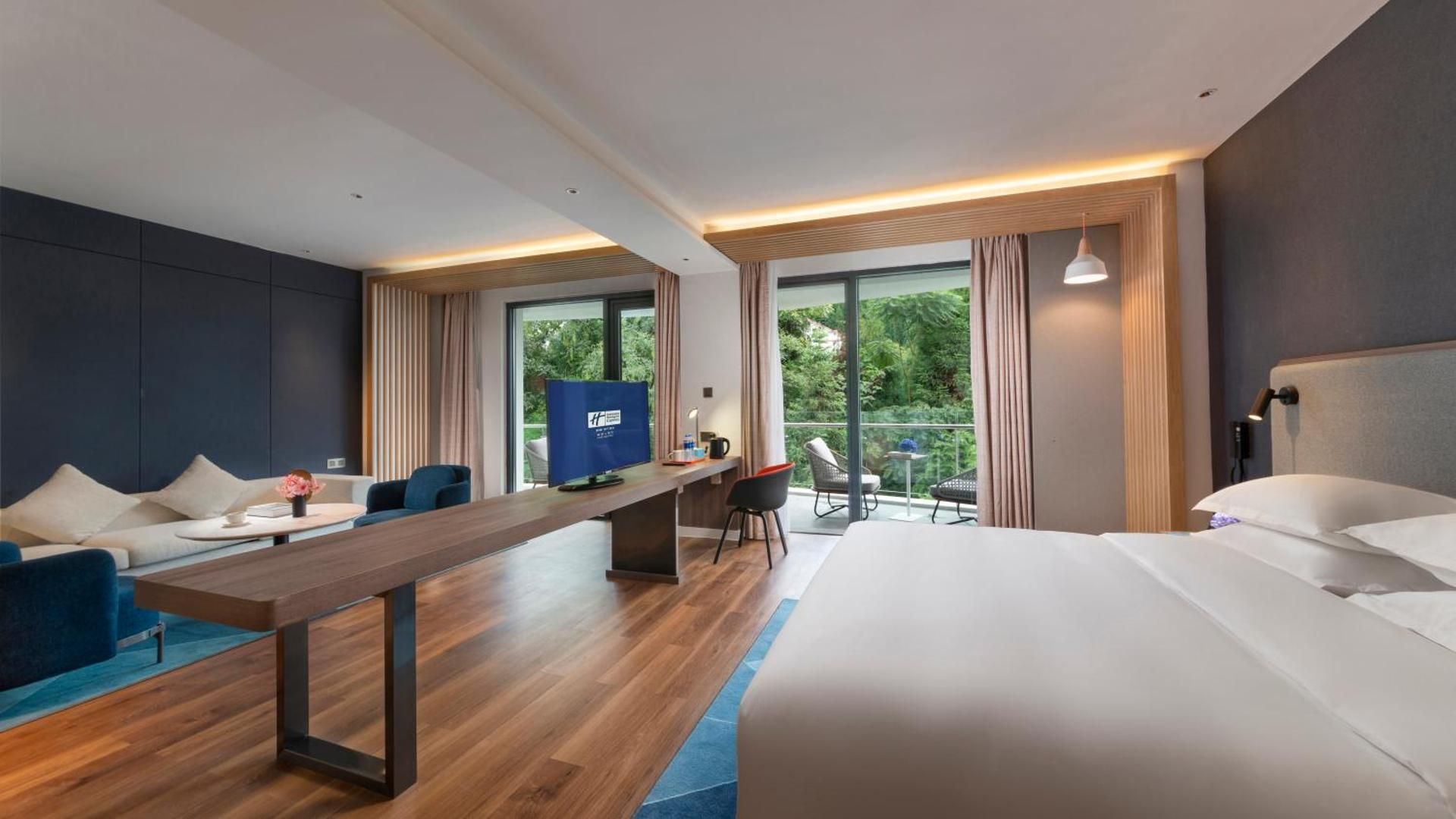 Holiday Inn Express E'mei Qiliping By IHG King Suite with Balcony 2