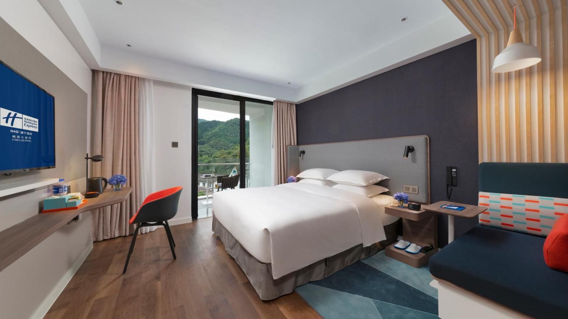 1 King Standard Mountain View Balcony