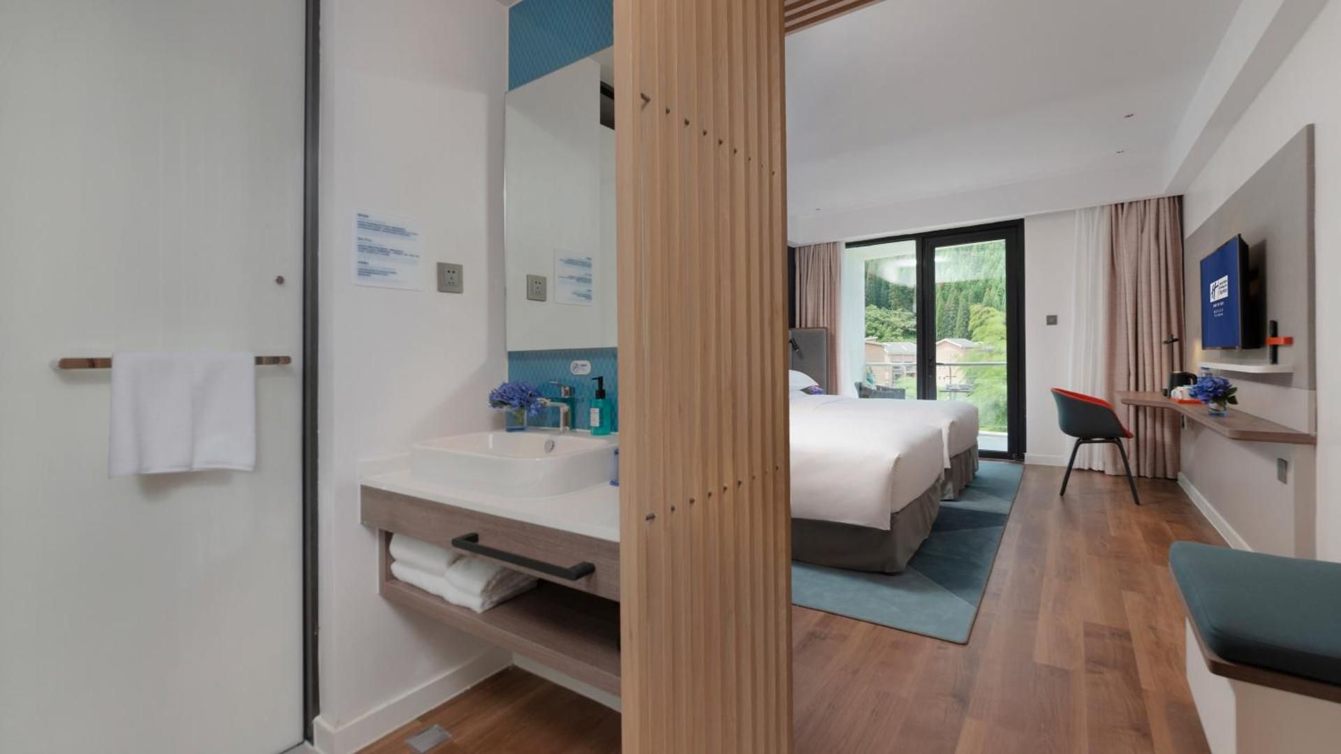 Holiday Inn Express E'mei Qiliping By IHG 2 Double Standard Balcony 3