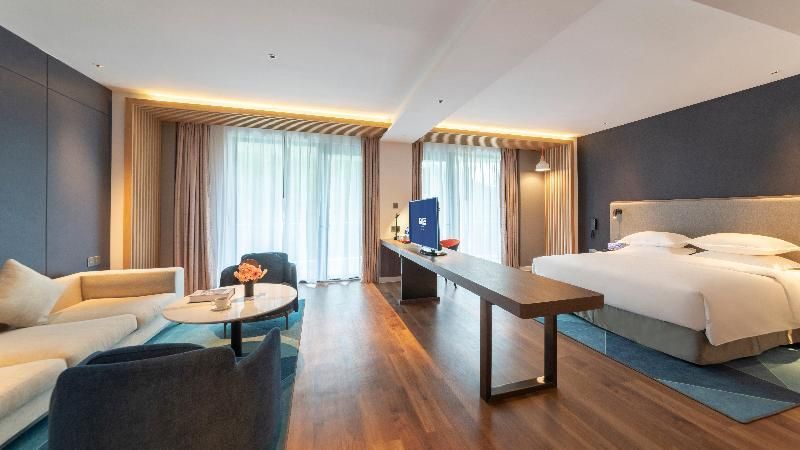 Holiday Inn Express E'mei Qiliping By IHG 1 King Suite Balcony 2