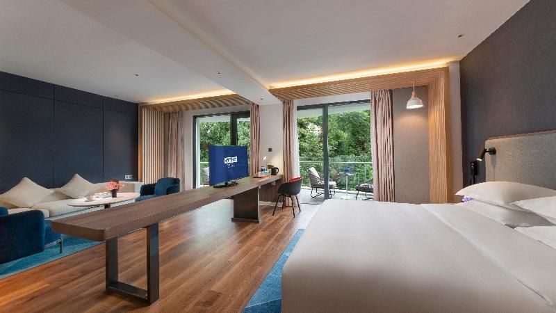 Holiday Inn Express E'mei Qiliping By IHG 1 King Suite Balcony