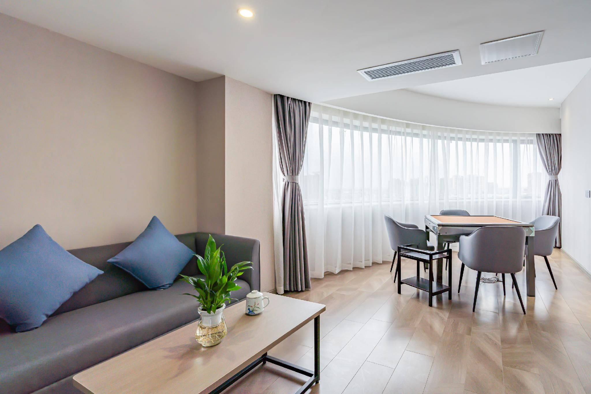 Rezen - Comfort Room, with Mahjong Machine
