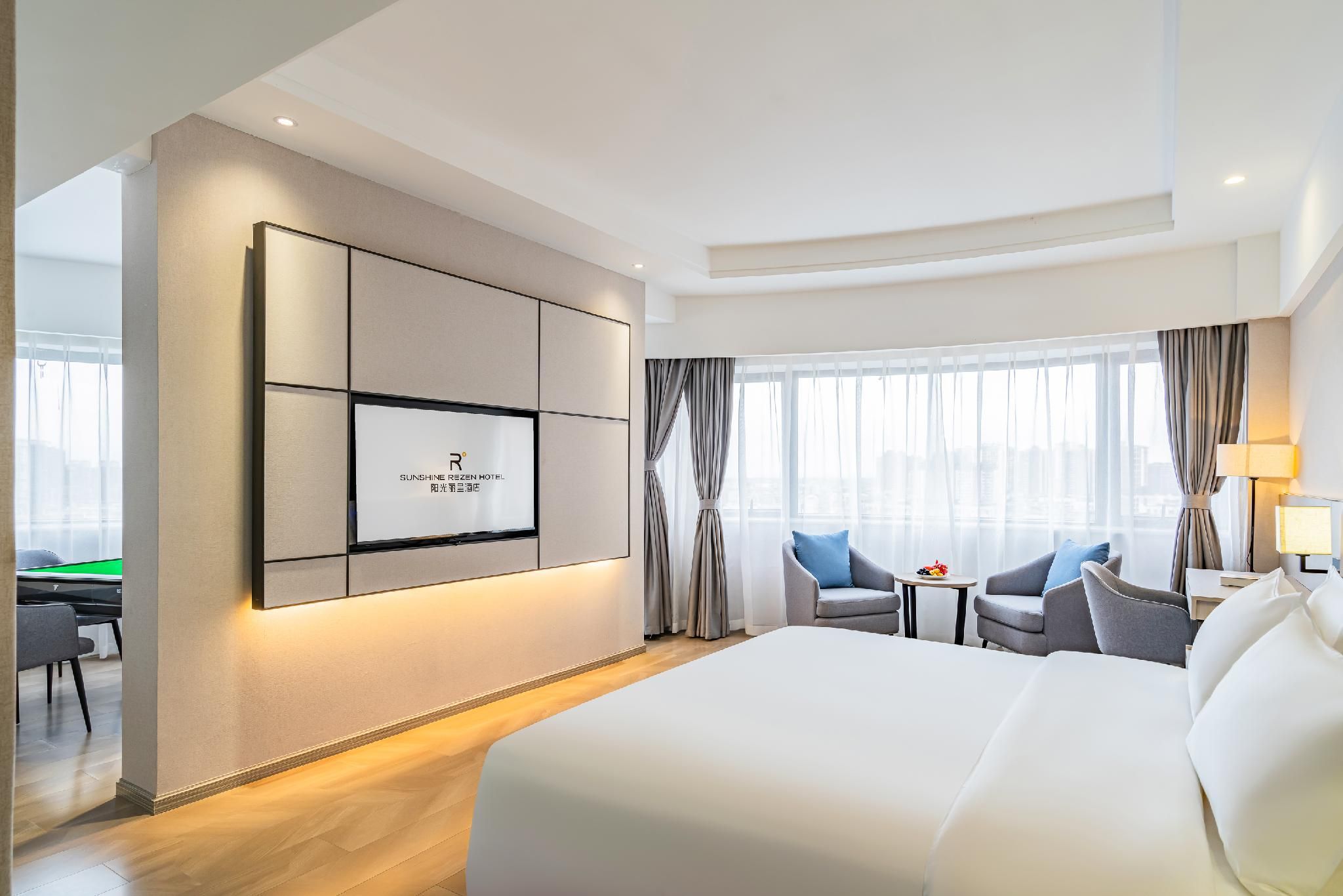 Rezen - Comfort Room, with Mahjong Machine