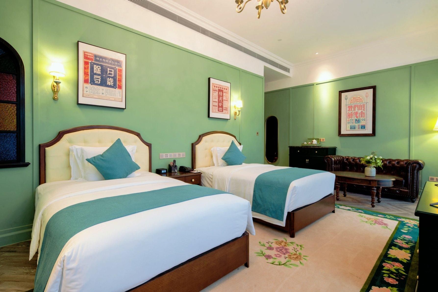 2 Double Standard Courtyard View