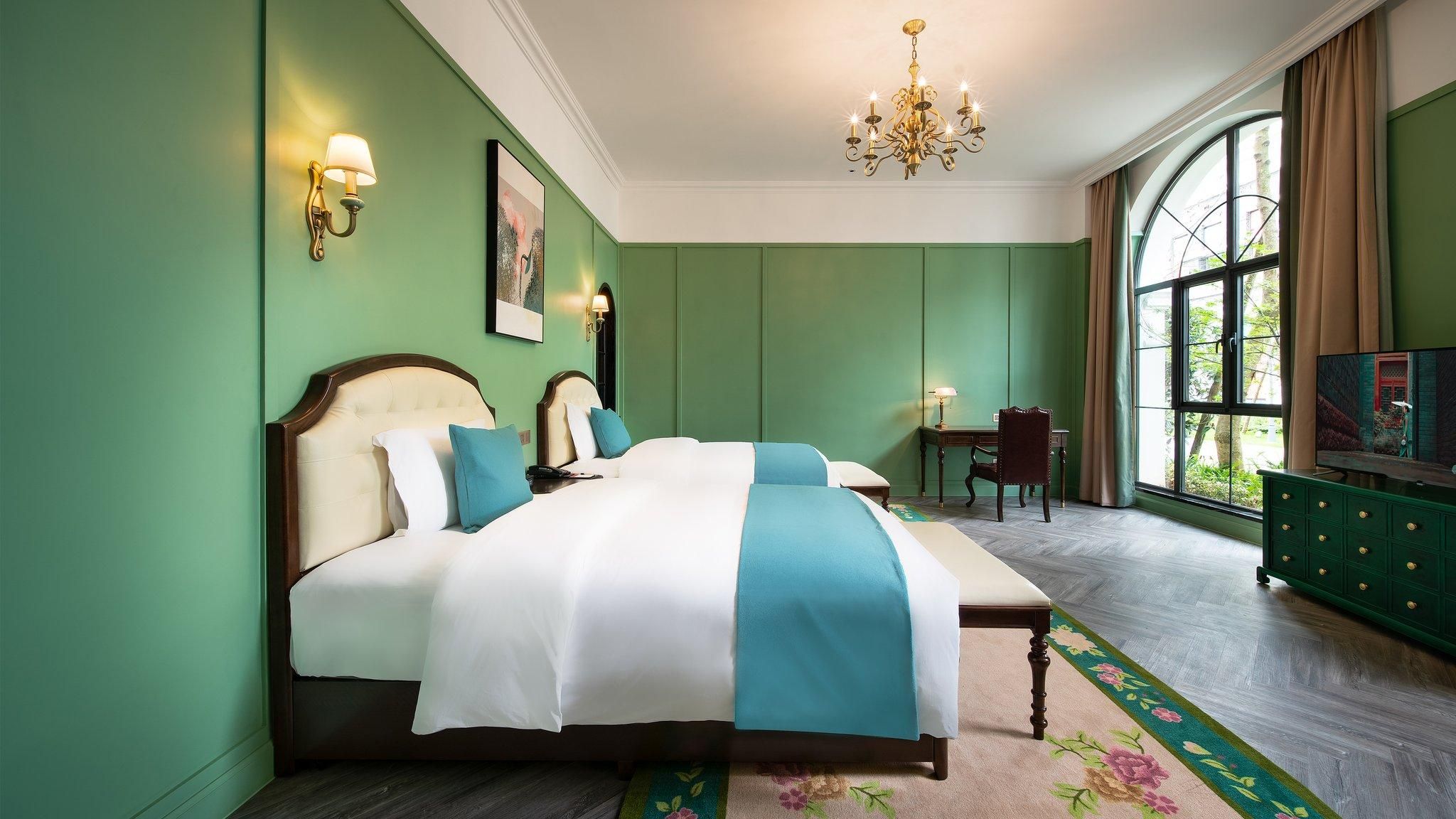 1 King Standard Courtyard View