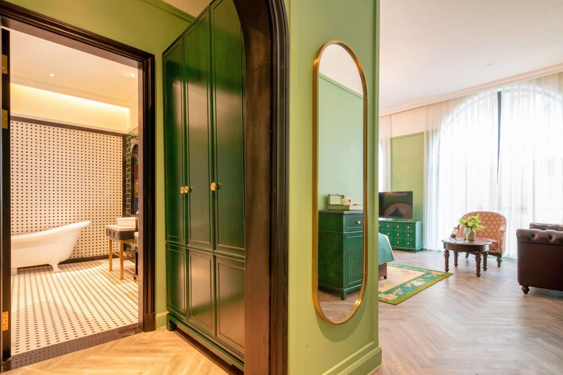 1 King Standard Courtyard View