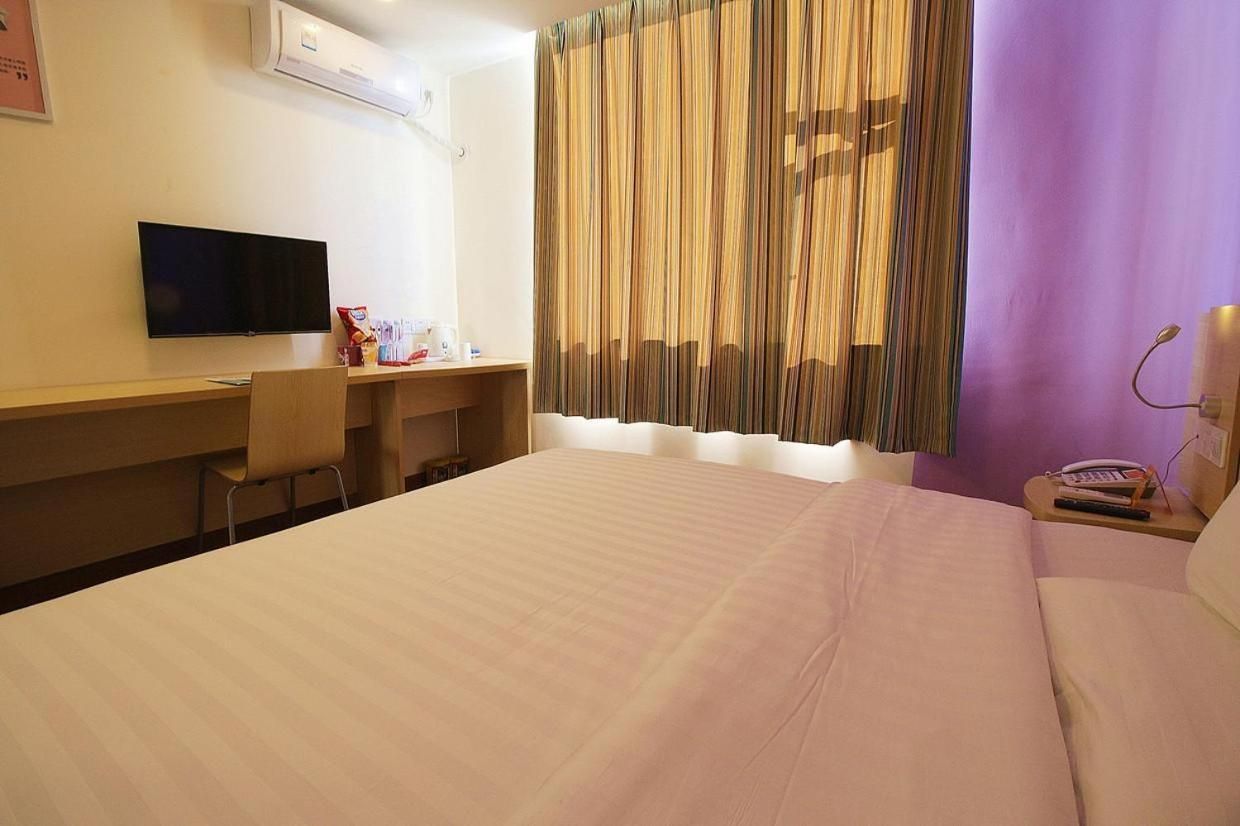Comfortable Queen Room