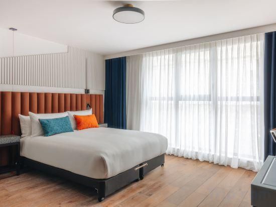1 Queen Suite Accessible