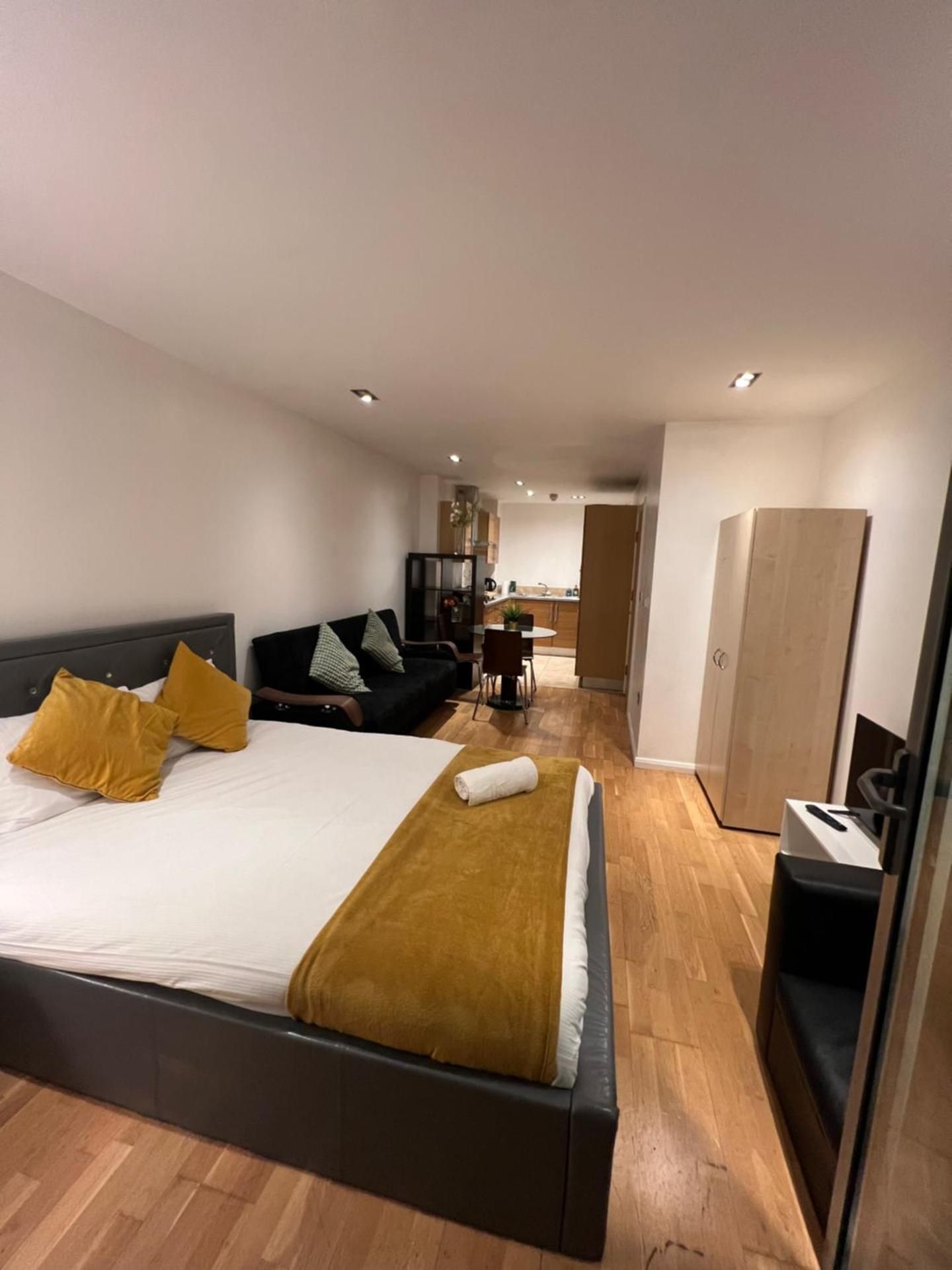 Two-Bedroom Deluxe Apartment with Balcony