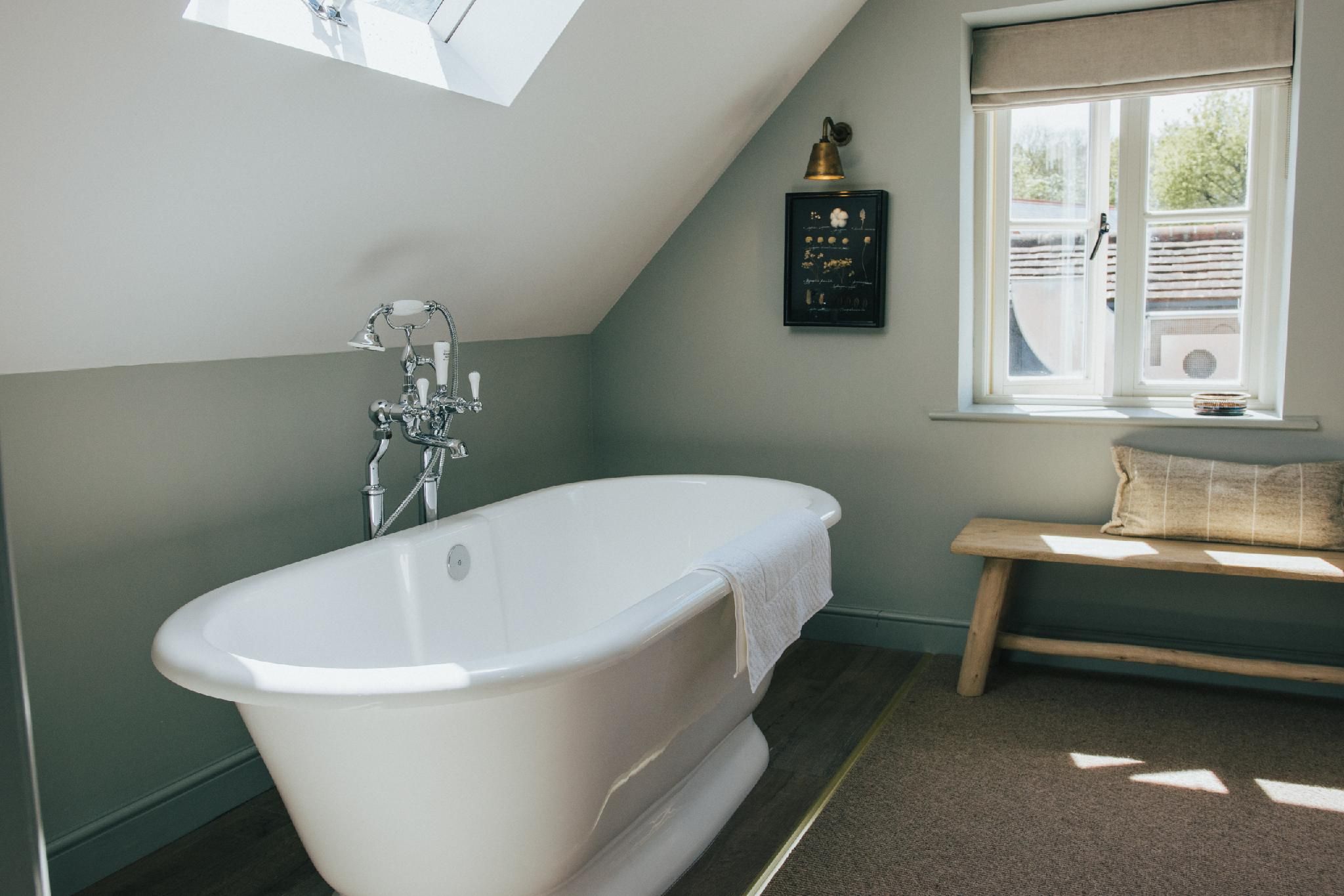 King-Standard-Ensuite with Bath