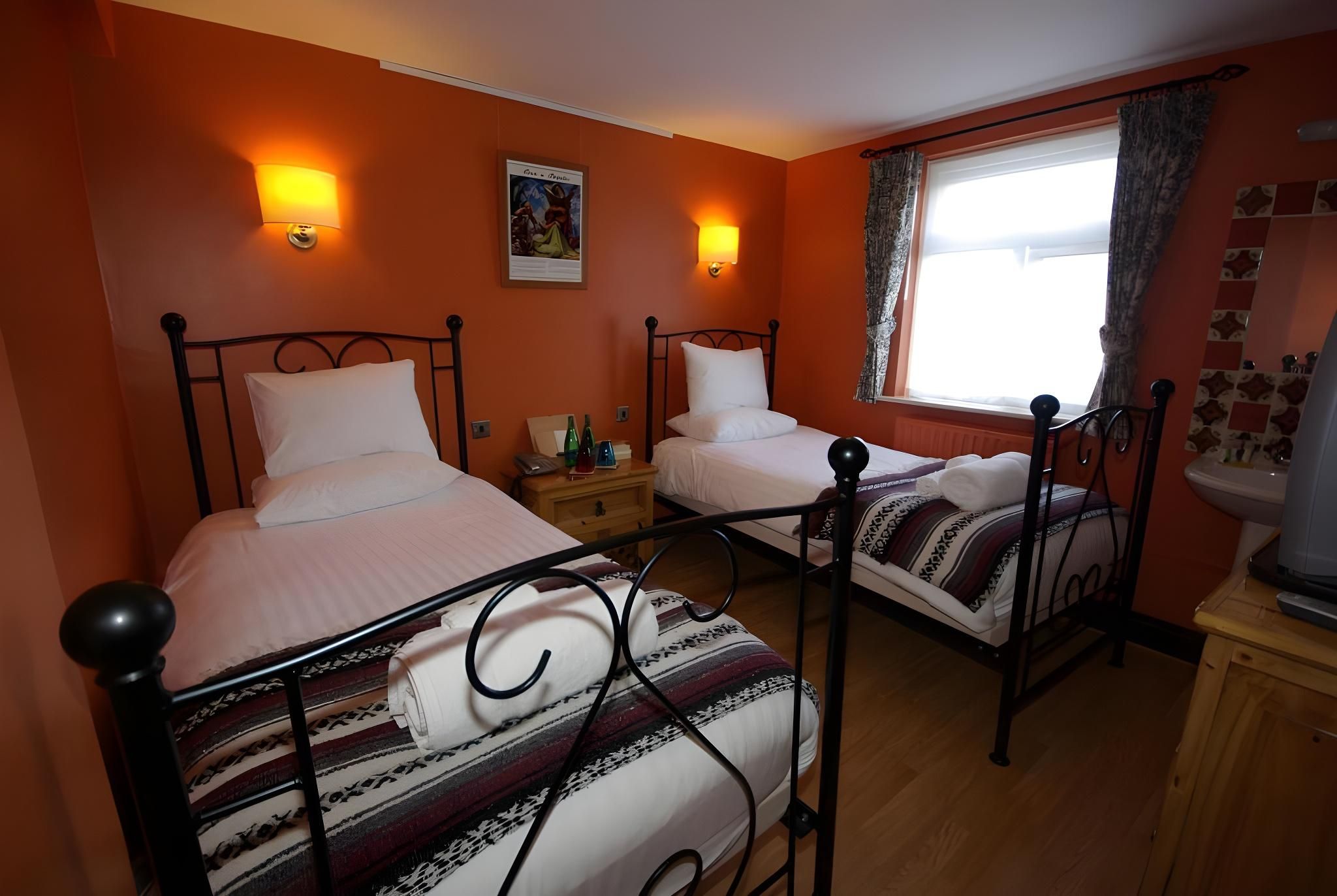 Standard Twin Room - Shared