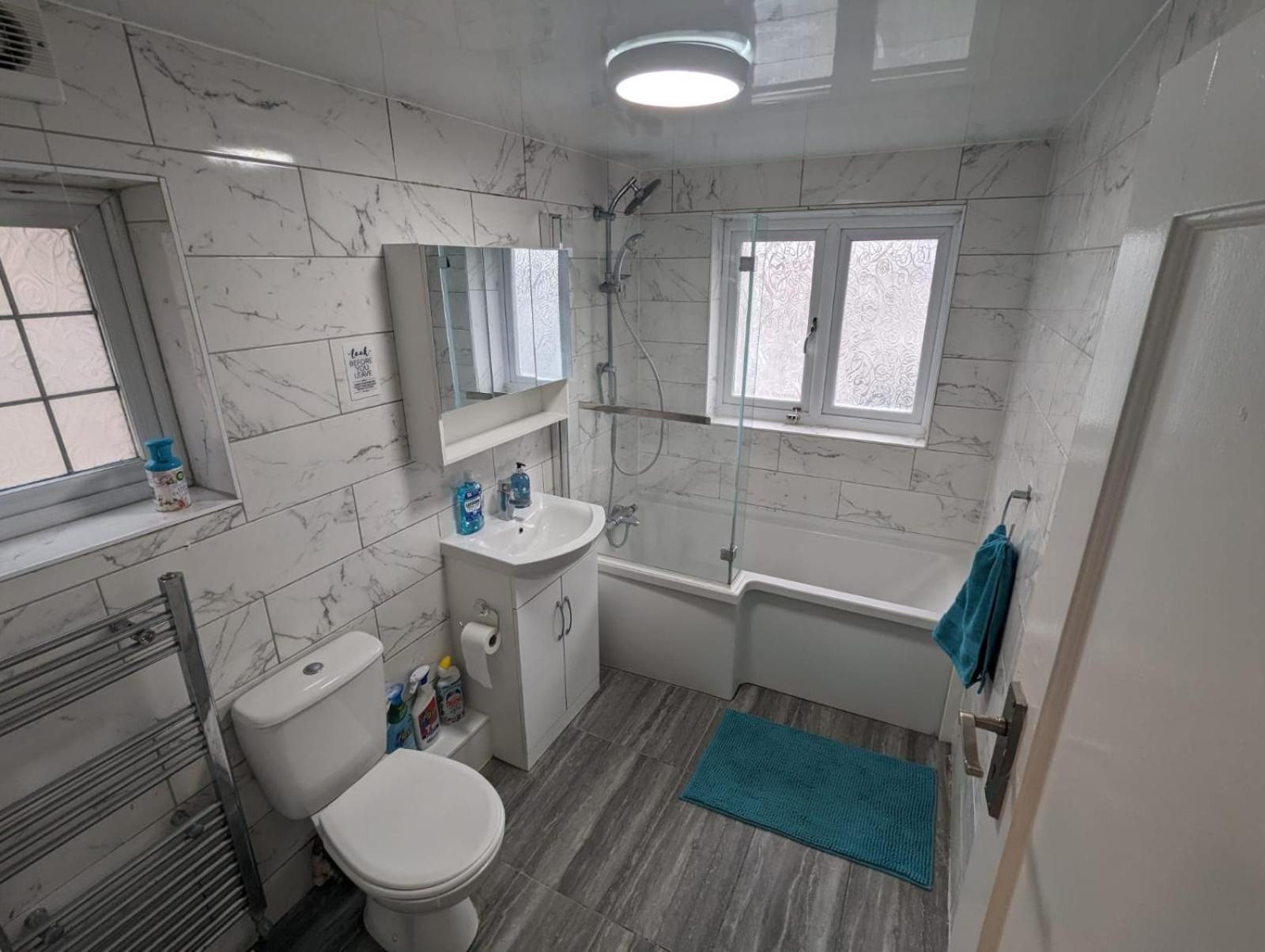 The Manor Guest House in Wembley Deluxe Double Room with Extra Bed 2