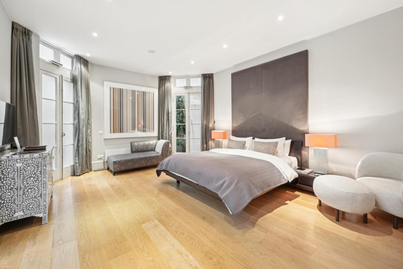 Five-Bedroom Deluxe Apartment