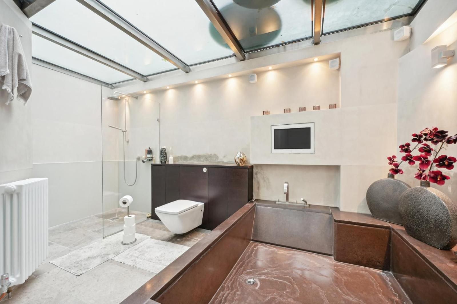 Five-Bedroom Deluxe Apartment