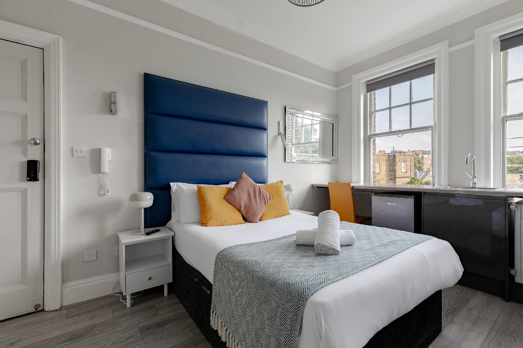 Studio-Classic-Ensuite with Shower-City view
