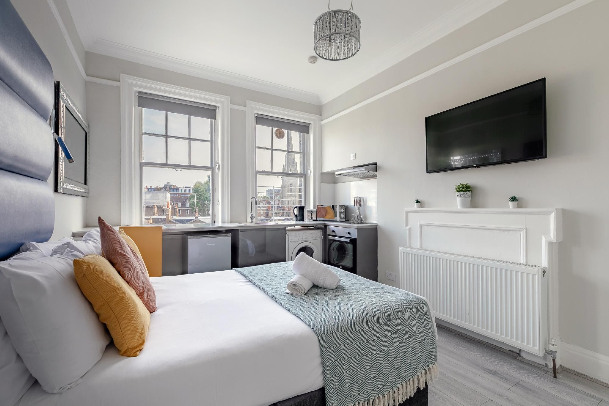 Studio-Classic-Ensuite with Shower-City view