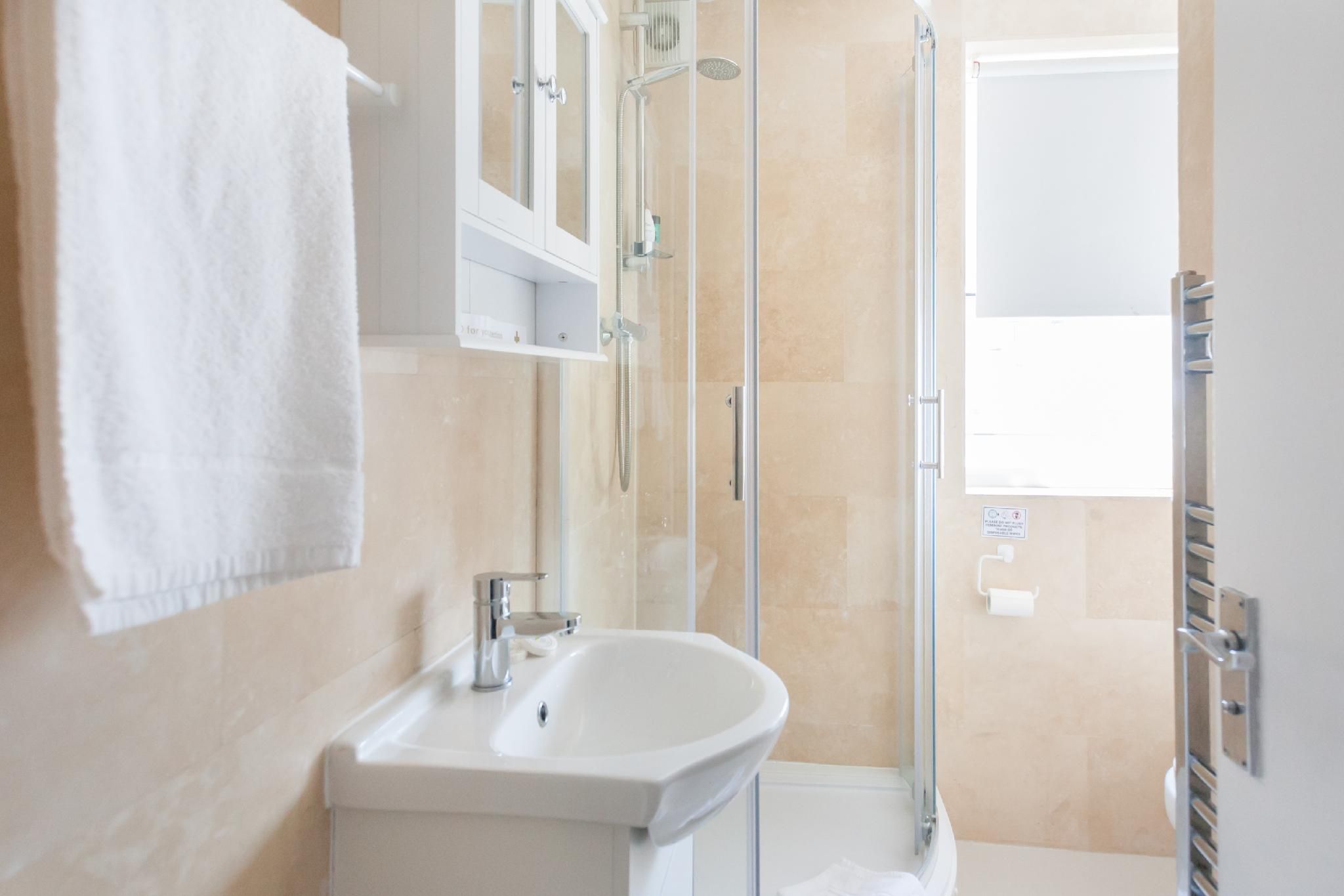 Apartment-Private Bathroom-5