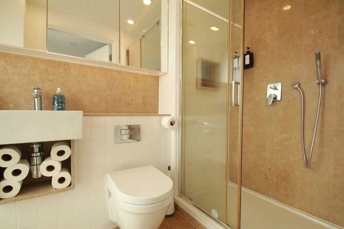 King-Superior-Ensuite-FT63