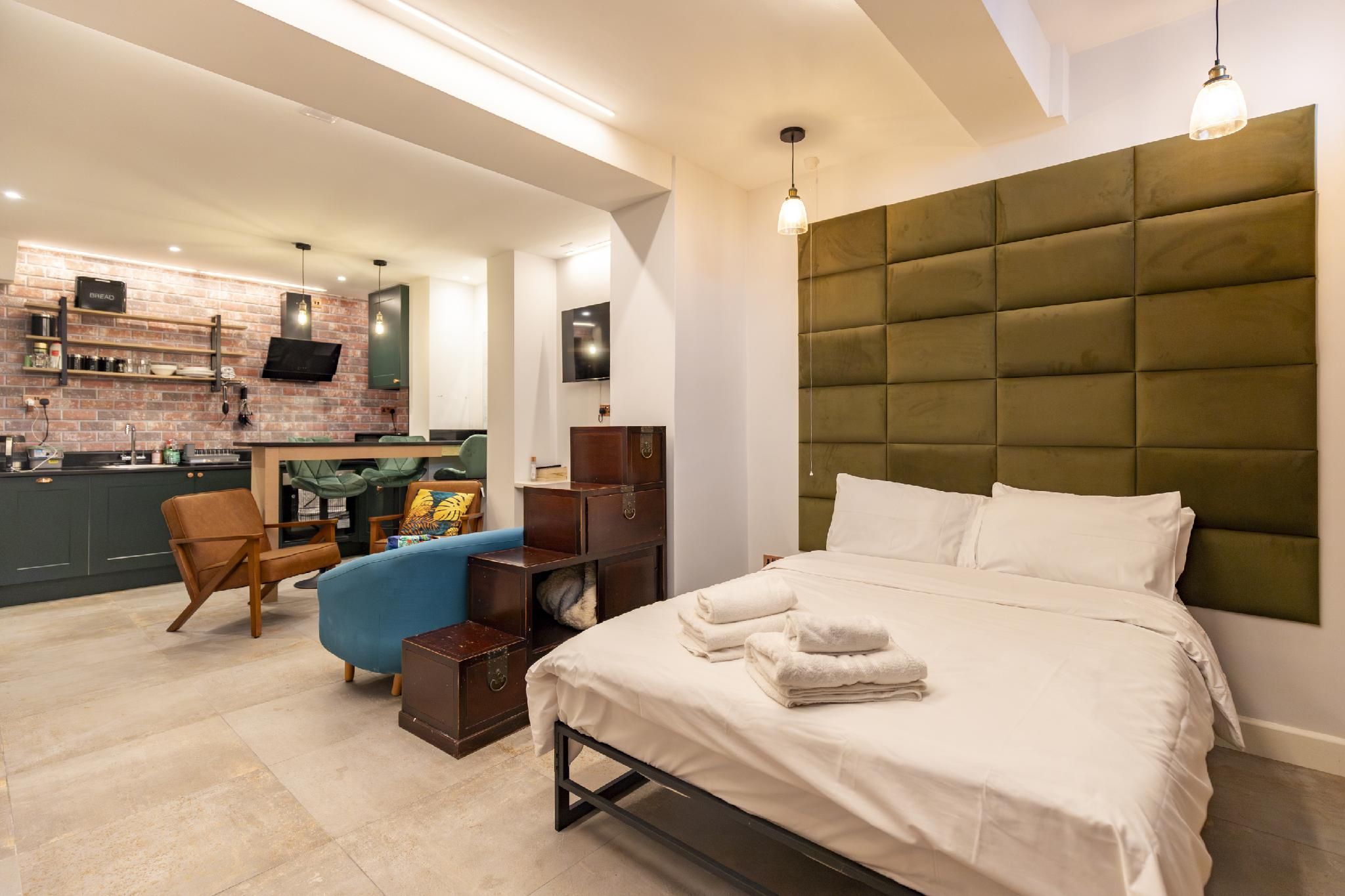 Superior-Studio-Private Bathroom-Basement Hideaway Std 1