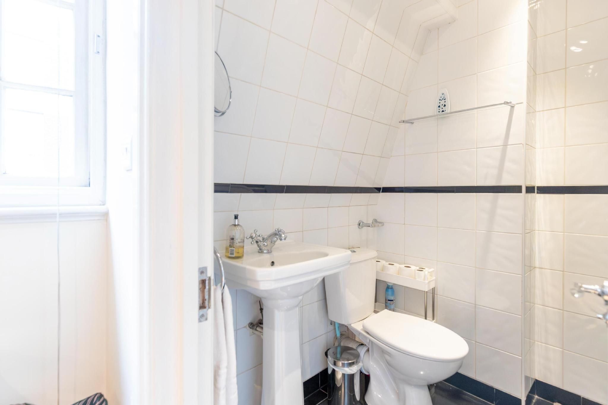 Studio-Premier-Private Bathroom-City Studio - Studio 5
