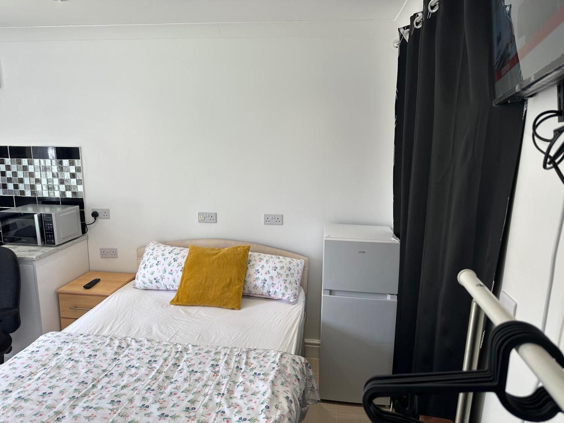 Luxury Ensuite Studio In Crayford Dartford Bexley London With Full Kitchen And Side Garden Alleyway 