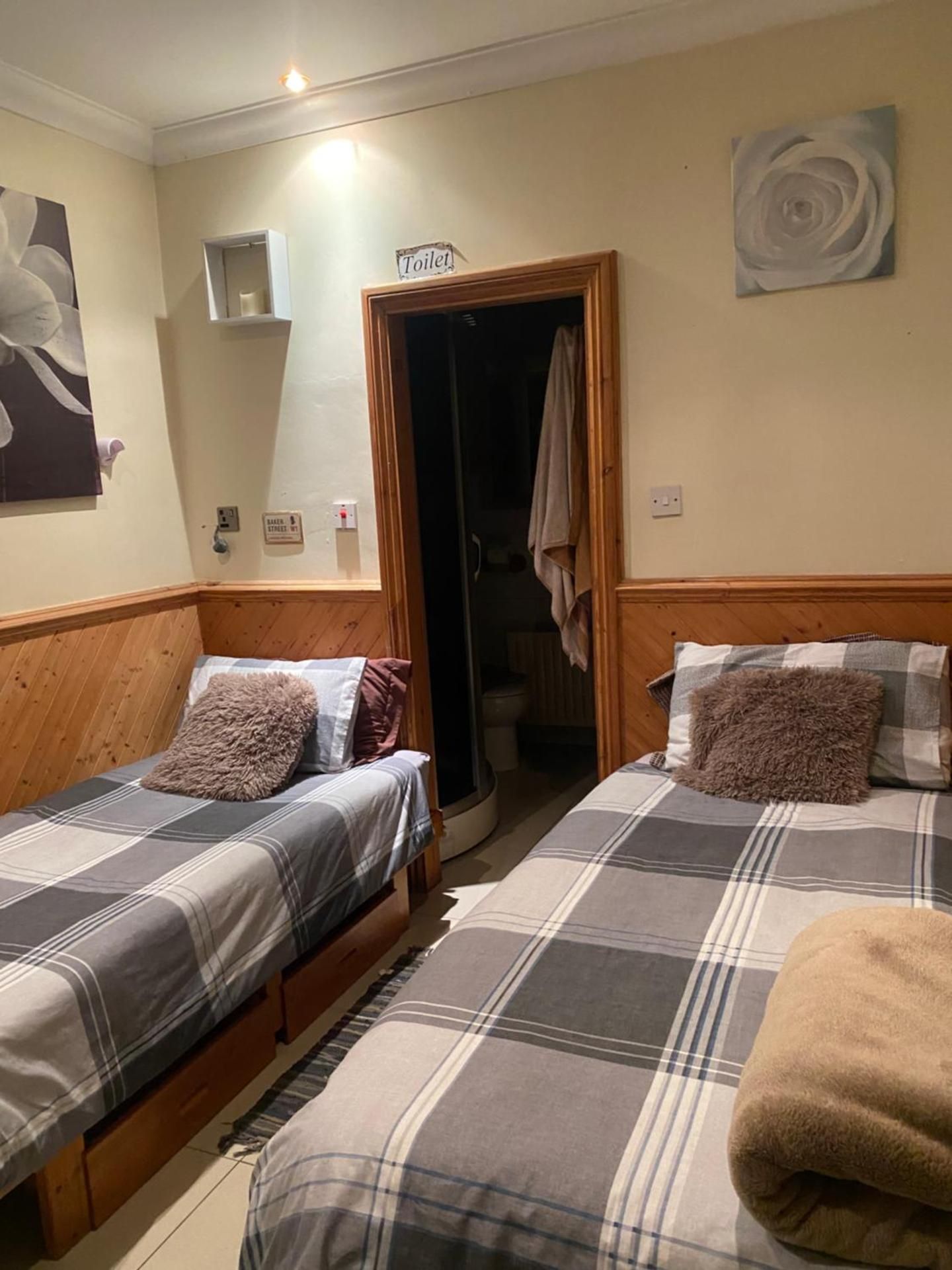 Twin Room with Private External Bathroom