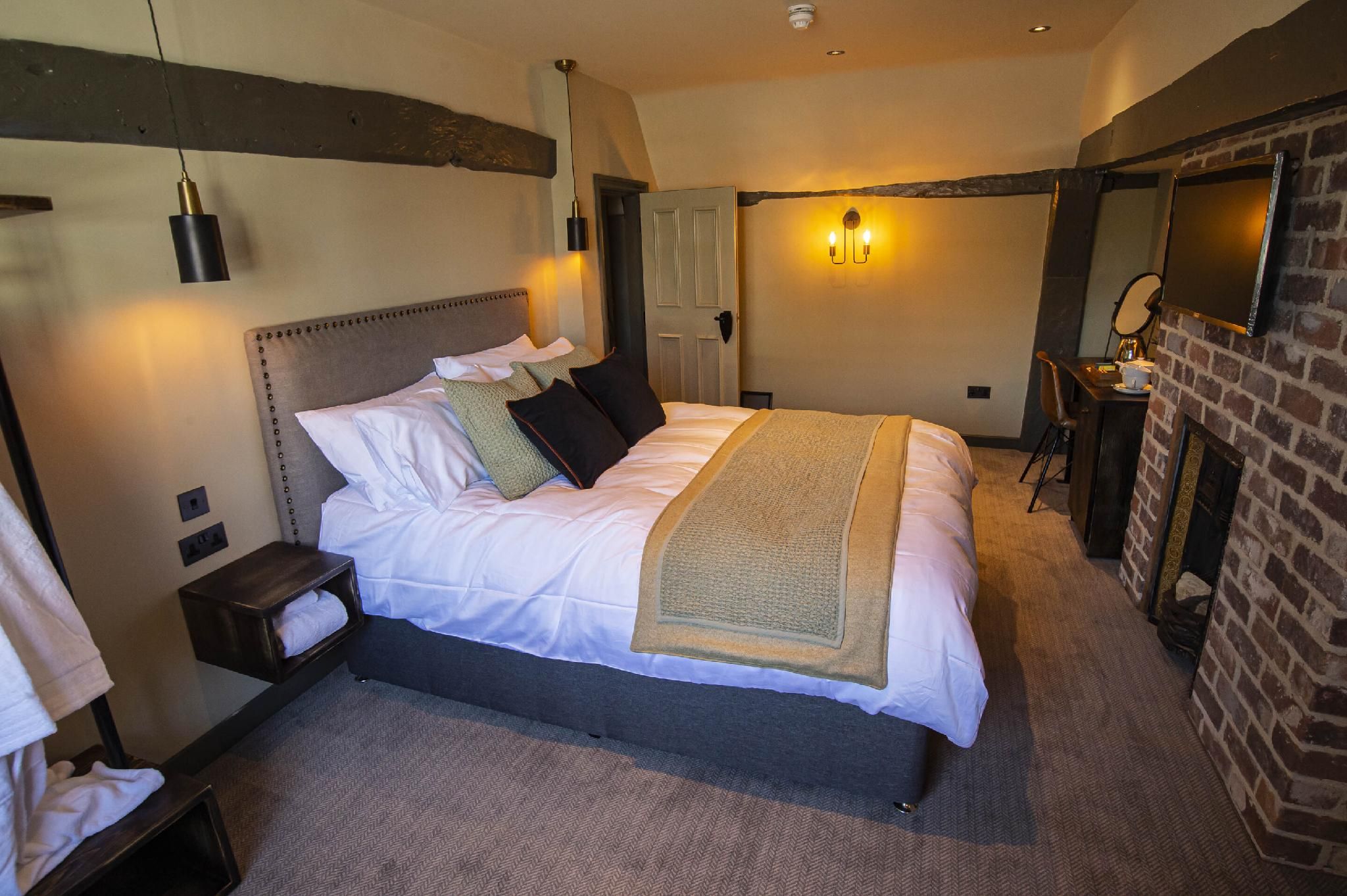 Double room-Superior-Ensuite with Shower-Street View-Room 4