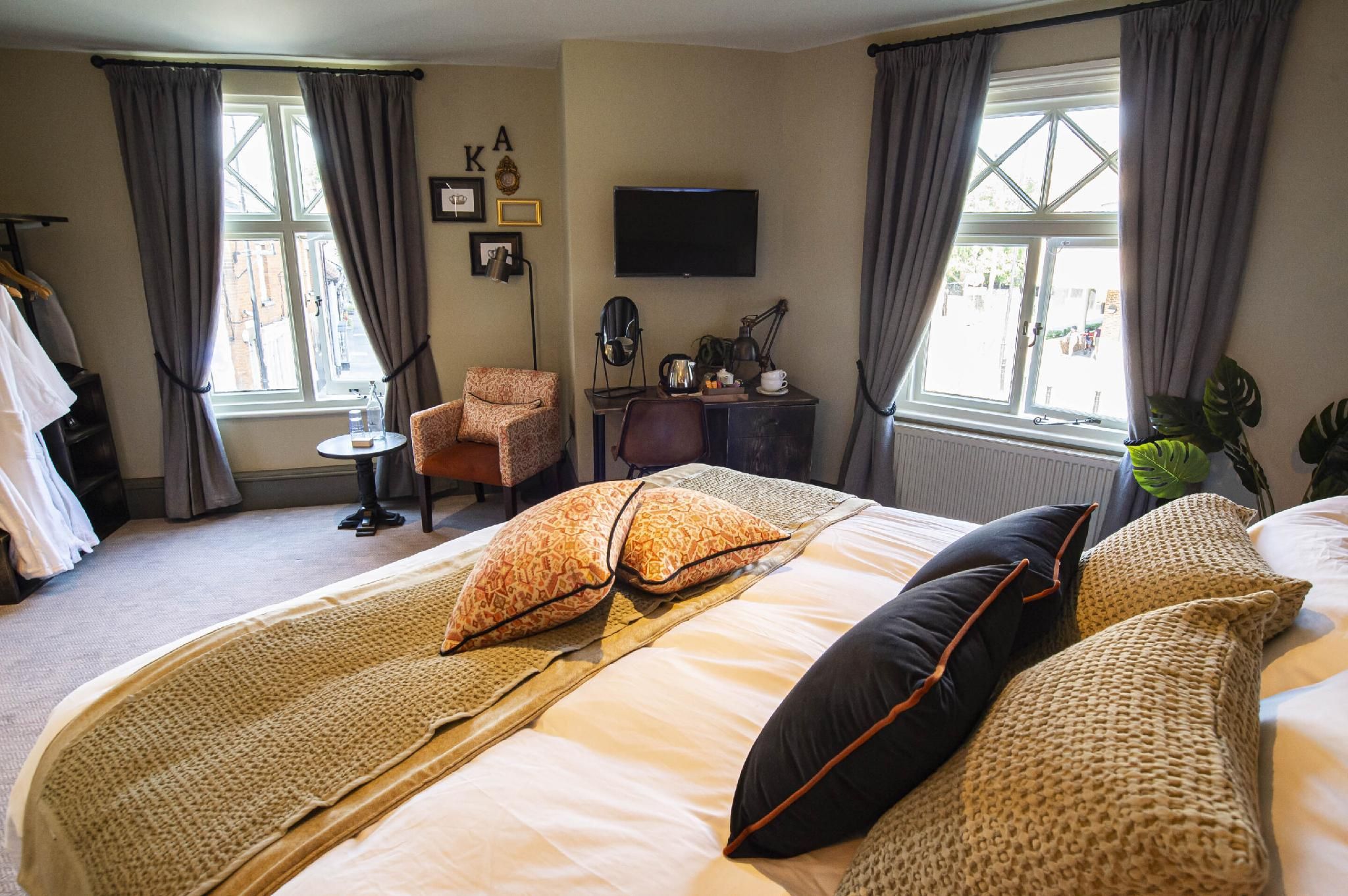 Family room-Deluxe-Ensuite with Bath-Street View-Deluxe Family Suite