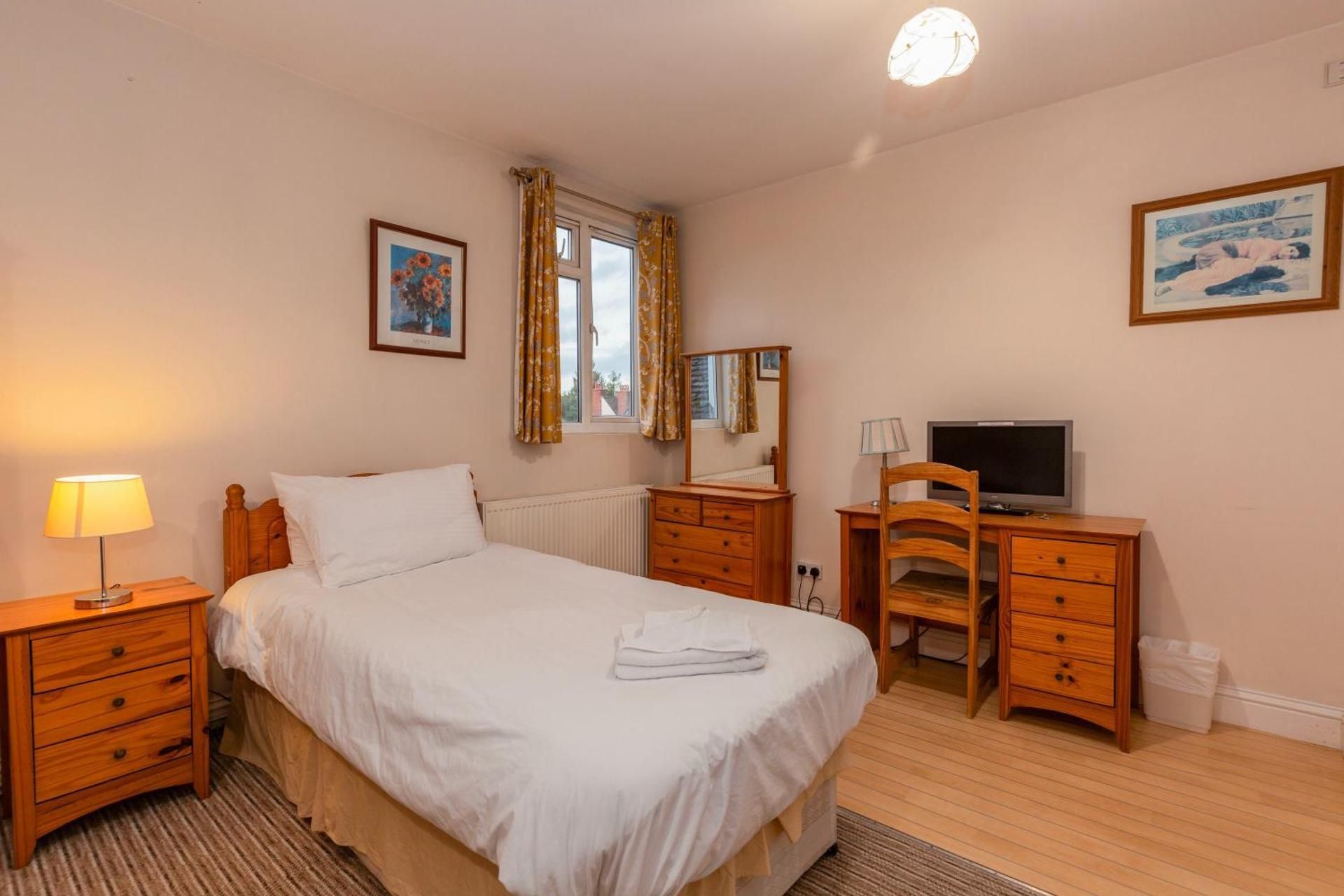 Standard Twin Room with Shared Bathroom