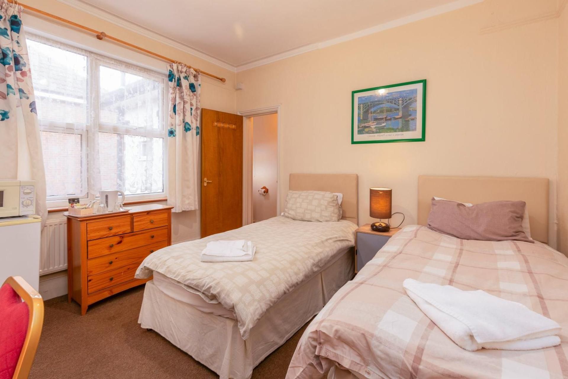 Standard Twin Room with Shared Bathroom