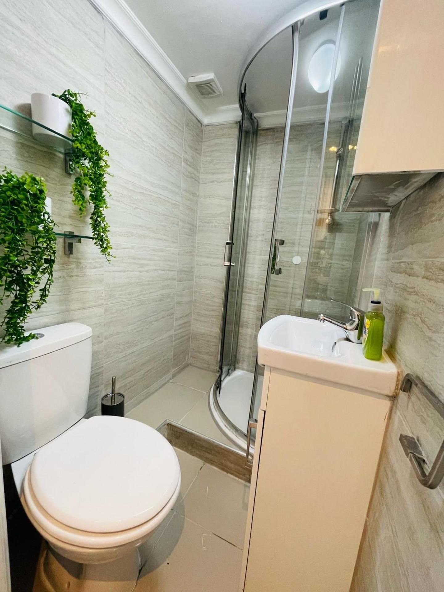 studio-ensuite with shower